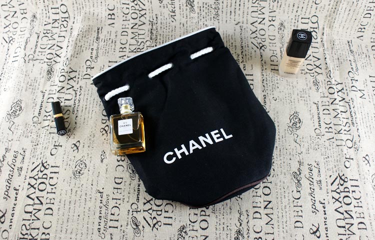 Must Have! CHANEL VIP BEAUTE AUTHENTIC CANVAS DUFFLE BAG VIP Gift With Purchase รุ่น Limited Edition จาก Chanel Beaute ของแท้นำเข้าจากเคาเตอร์ต่างประเทศ วัสดุ Canvas เนื้อหนาภายในบุด้วย 100% Polyester สกรีนโลโก้แบรนด์ เปิดปิดแบบ Drawstring ใส่ ipad mini เ