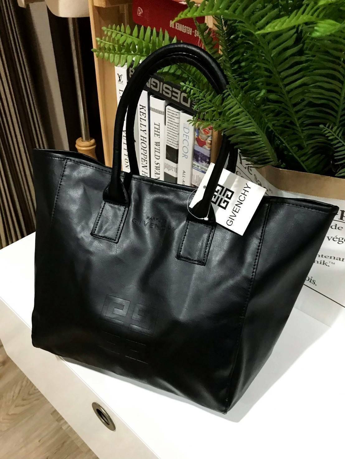 Givenchy Black Soft Leather Shoulder Handbags (Limited edition) กระเป๋าถือหรือสะพายพรีเมี่ยมของเเท้จาก "Givenchy Perfume Counter" วัสดุหนังนิ่มเรียบสีดำด้านหน้าปั้มโลโก้แบรนด์ GV ภายใน Polyester 100% สีดำสกรีนโลโก้สวยดูดี เปิดปิดด้วยกระดุมแม่เหล
