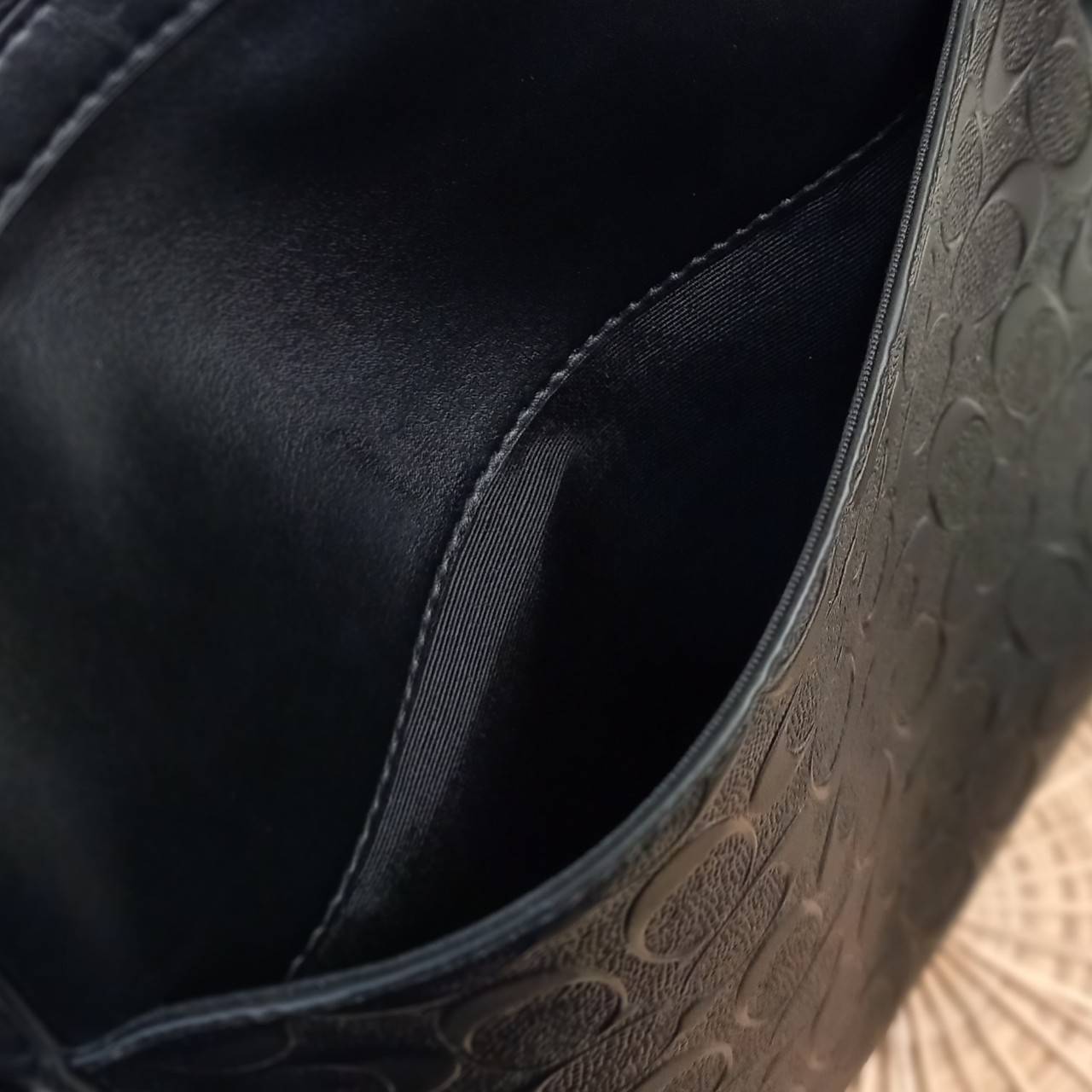 COACH HOUSTON FLIGHT BAG IN SIGNATURE LEATHER (COACH F73338) กระเป๋าสะพาย ลวดลาย C นูน SIGNATURE ที่ดูโดดเด่นมาก// วัสดุหนังแท้ทั้งใบ อยู่ทรงสวย// ด้านในโล่งกว้าง จุของได้เยอะ ด้านหน้ามีอีกช่องซิบไว้เก็บของสำคัญได้อย่างเป็นสัดส่วน ลงตัว เปิด-ปิด ด้วยซิบ/ 