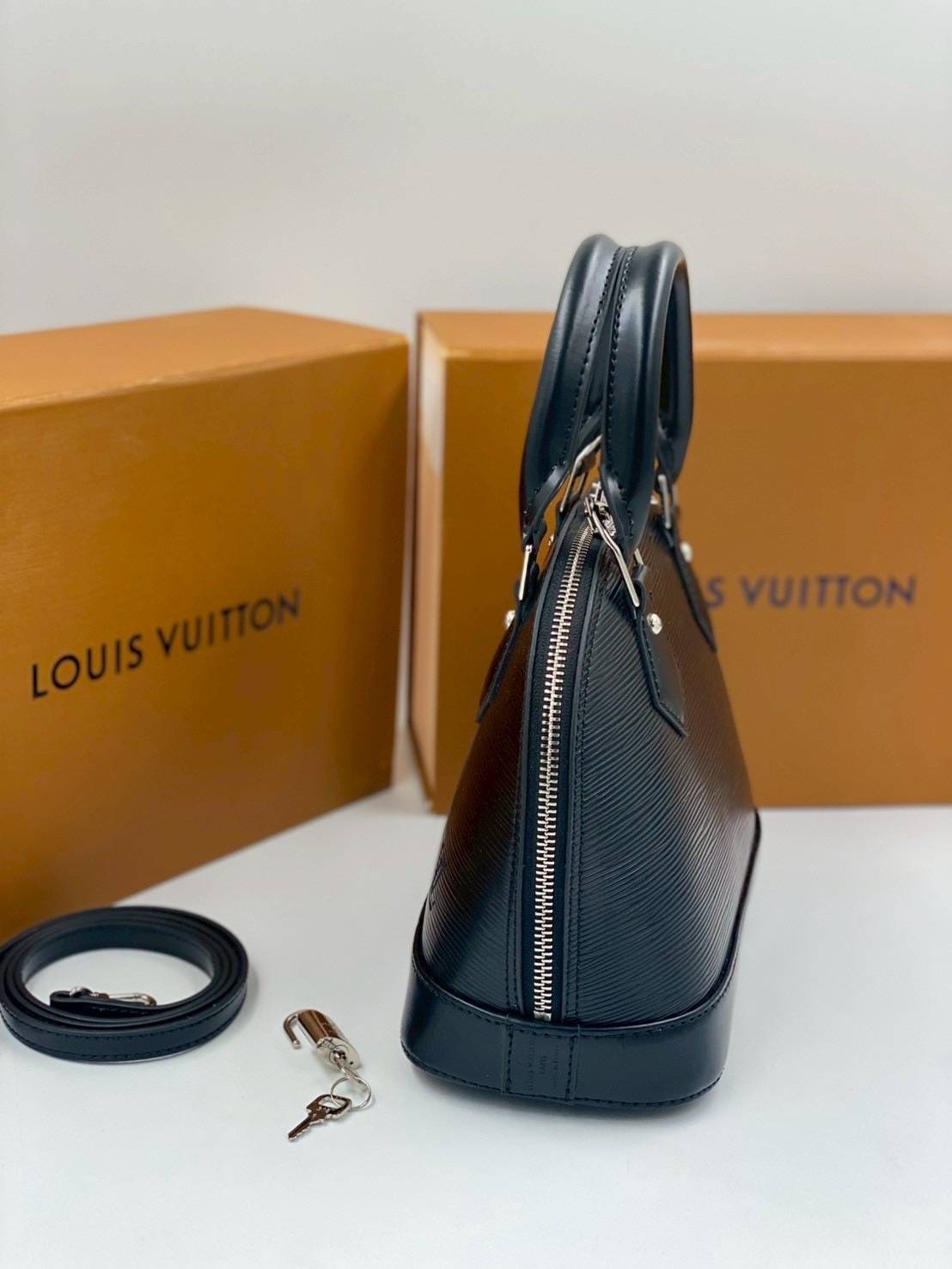 RI หนังแท้ | LV Alma BB bag handbag Epi grained leather กระเป๋าสะพาย/กระเป๋าถือ คลาสสิกเหนือกาลเวลา หนัง Epi มีลวดลายเฉพาะและสีสวยงามทั้งใบ