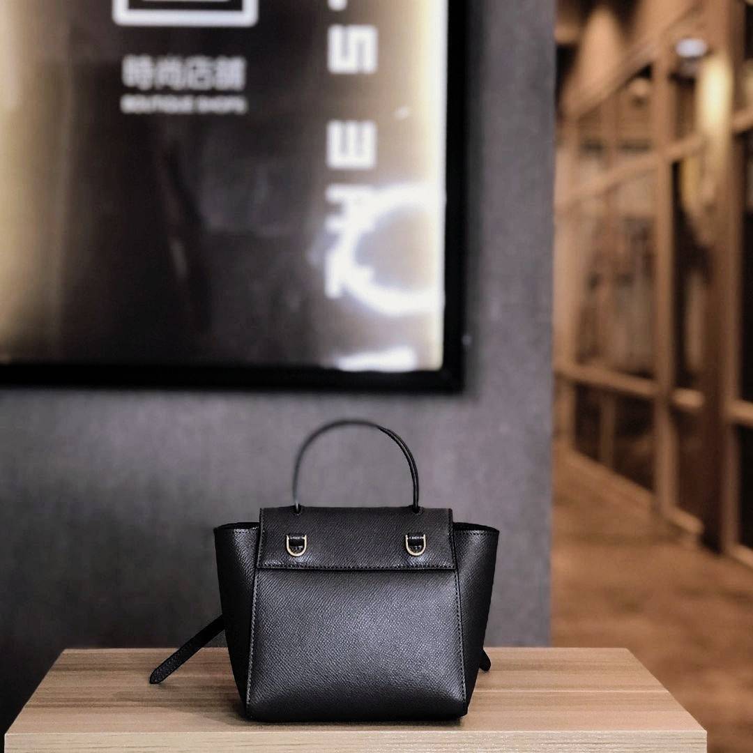CELINE HANDLE AND CROSSBODY BAG VIP GIFT WITH PURCHASE (GWP) กระเป๋าถือและสะพายพรีเมี่ยมกิ๊ฟ Limited Edition จาก CELINE HAUTE PARFUME DUTYFREE COUNTER หนัง Saffiano ดีไซน์ยอดนิยมหนังสวยอยู่ทรงดูแลรักษาง่าย เปิดปิดด้วยฝาปิด Belt ด้านหน้ามีโลโก้แบรนด์ภายในโ