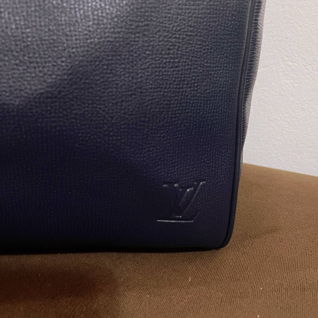 หนังแท้ LOUIS VUITTON KEEPALL กระเป๋าใบใหญ่จุใจ ใส่สัมภาระขึ้นเครื่องเดินทางได้ หูจับแข็งแรง สายสะพายยาวถอดออกได้ สะพายไหล่หรือ Crossbody ก็ดูดี ใช้ได้ทั้งชายหญิง ภาพถ่ายสินค้าจริง ไอเท็มนี้สวยน่าใช้สุดคุ้มมากๆ ห้ามพลาดเลยค่ะ! ราคานี้ถือว่าคุ้มมากค่า