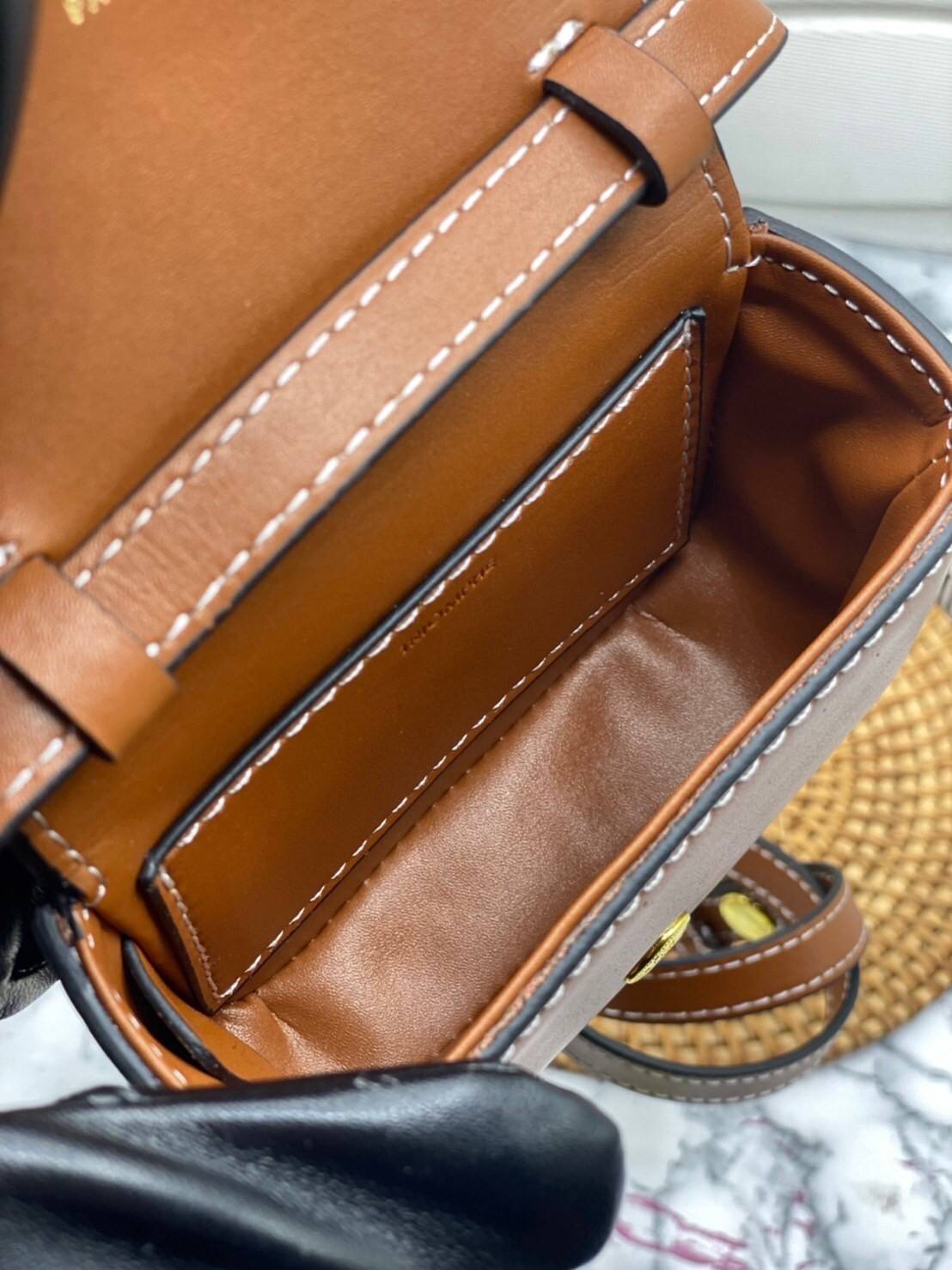 หนังแท้ CELINE MINI TRIOMPHE IN TRIOMPHE CANVAS AND CALFSKIN ใบเล็กน่ารัก งานหนังแท้ทั้งใบ กระเป๋ามินิทรงชิค ดีไซน์รูปกล่องสุดแสนมินิมอล สามารถสะพายแบบ Crossbody และยังเป็น Belt Bagได้อีกด้วย แบบไม่มีตกยุค ด้านหน้าโดดเด่นด้วยโลโก้สีทอง เป็นอีกหนึ่งตัวเลือ