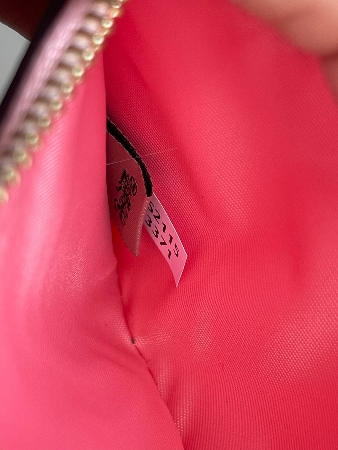 COACH TECH WALLET IN SIGNATURE CANVAS อีกหนึ่ง collection ของกระเป๋าสตางค์ที่ดีไซน์ทันสมัยให้ใช้งานได้แบบครบครัน เป็นกระเป๋าสตางค์ ที่มีช่องสำหรับใส่โทรศัพท์มือถือ ธนบัตร เหรียญ และบัตรต่าง ๆ ใช้งานแบบ2ด้าน เพิ่มความสะดวกสบายด้วยสายคล้องมือ ช่วยให้พกไปไหน