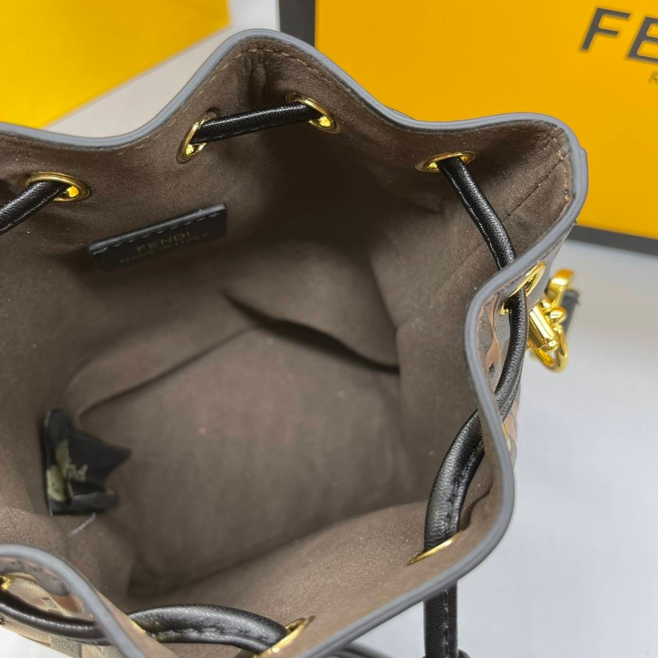 หนังแท้ FENDI Mon Tresor Brown leather mini-bag / FENDI MON TRESOR BUCKET BAG พร้อมส่งที่ไทย ภาพสินค้าถ่ายจากงานขายจริง ใช้งานต่างประเทศได้ค่ะ Small Mon Tresor bucket bag