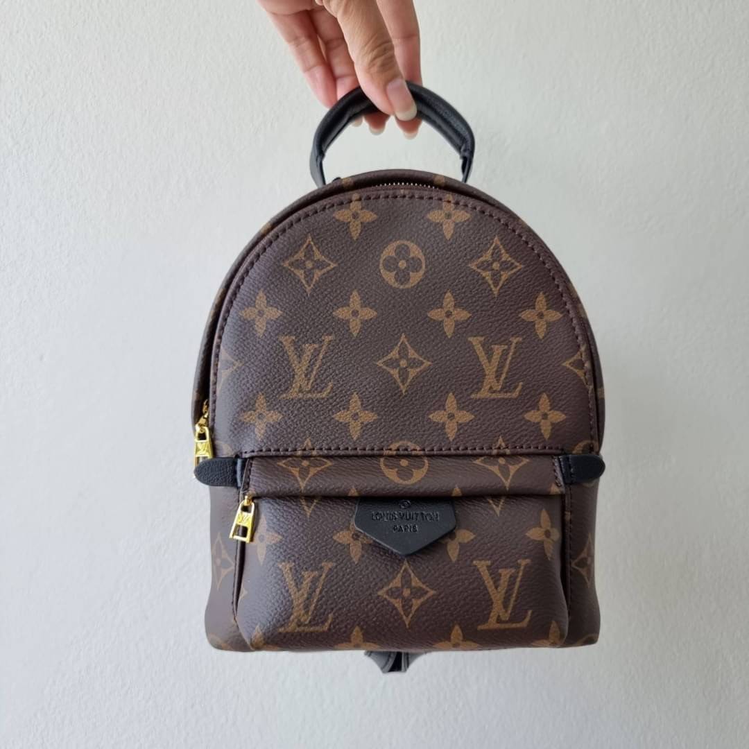 LV Backpack Size Mini | สายสะพายเล็ก ถอดได้ LV palm springs New in!! เข้าแล้วกับไอเท็มยอดฮิต หรูหราพร้อม box set สุดสวย ที่สุดของความคุ้มค่า LV palm springs กระเป๋าแบ็คแพ็ค มาให้เลือก 2 ไซส์ ขายดี วัสดุหนังแคนวาสคุณภาพดี มีช่องซิปแบ่งสัดส่วน ใบเล็กสายวะพา