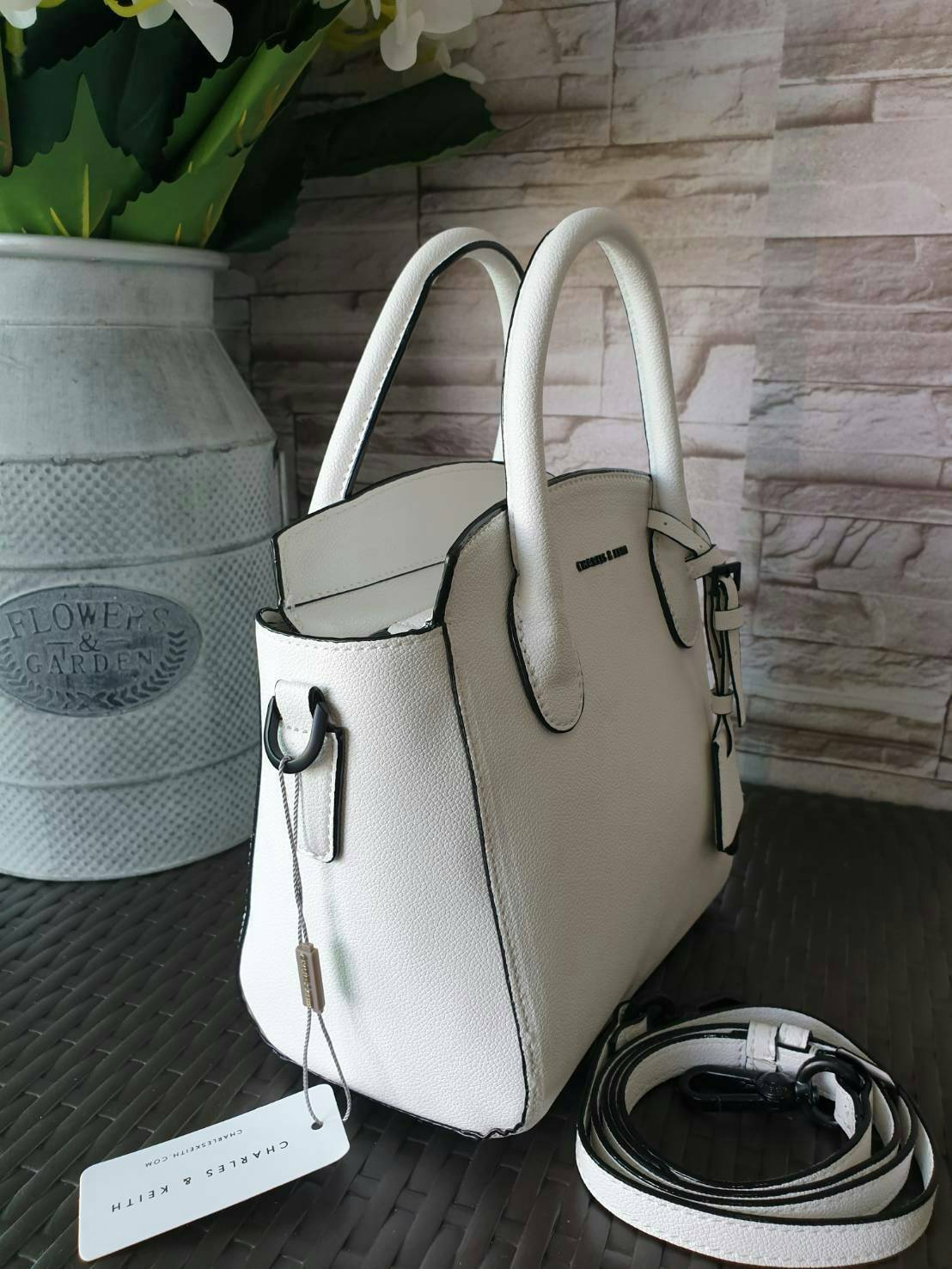 CHARLES & KEITH รุ่น CLASSIC DOUBLE TOP HANDLE BAG CK2-30270225-5 ราคาปกติช้อป (฿2,990.00) กระเป๋าถือ- สะพาย หนังสวยอยู่ทรง สไตล์คลาสสิค เรียบหรู ดูดี ทรงนี้ฮิตตลอดกาล เป็นรุ่นที่ขายดีสุดๆ ไม่มีตกเทรน ด้านหน้าติดโลโก้แบรนด์ อะไหล่ปั้มแบรนด์ มีหมุดรองฐานทั