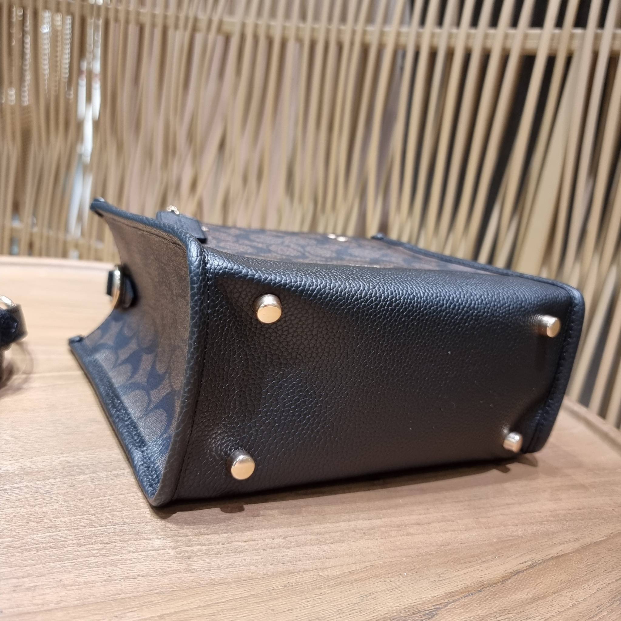 OUTLET 】COACH C5122 DEMPSEY TOTE 22 IN SIGNATURE CANVAS แรงดี กระหน่ำยอดสั่งซื้อมากจ้าแม่!! กระเป๋าทรงโท้ท 22 ที่ขนาดน่ารักน่าใช้มากๆ สาวๆถูกอกถูกใจกันนับไม่ถ้วน!! ฟังก์ชั่นการใช้งานสะดวกที่สุด มีทั้งสายคล้องในตัว และสายครอสบอดี้ ดีไซน์คลาสสิคเรียบหรู วัส