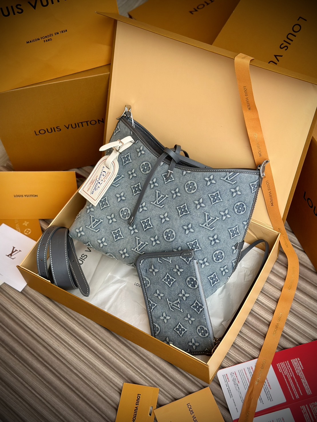 LV Carryall Denim Vintage Tote Bag กระเป๋าทรงโท้ทเดนิมสไตล์วินเทจ รุ่นใหม่ปั้มลายโมโนแกรมบนเดนิมสุดไอคอนิก ที่ใครเห็นต้องเป็นคลั่งรัก ผู้ดี หรูหราได้ทุกลุค ทุกสไตล์