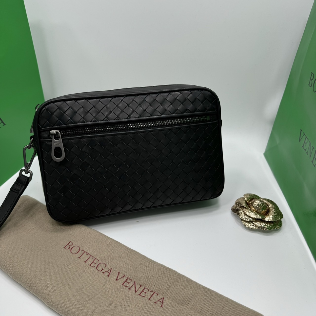 BOTTEGA Clutch Bag / BOTTEGA Intrecciato Pouch With Wristlet กระเป๋าทรงพอช/คลัช มีสายคล้องมือ เท่คลาสสิก ดีไซส์สานเป็นเอกลักษณ์ everyday look เอาใจหนุ่มๆ