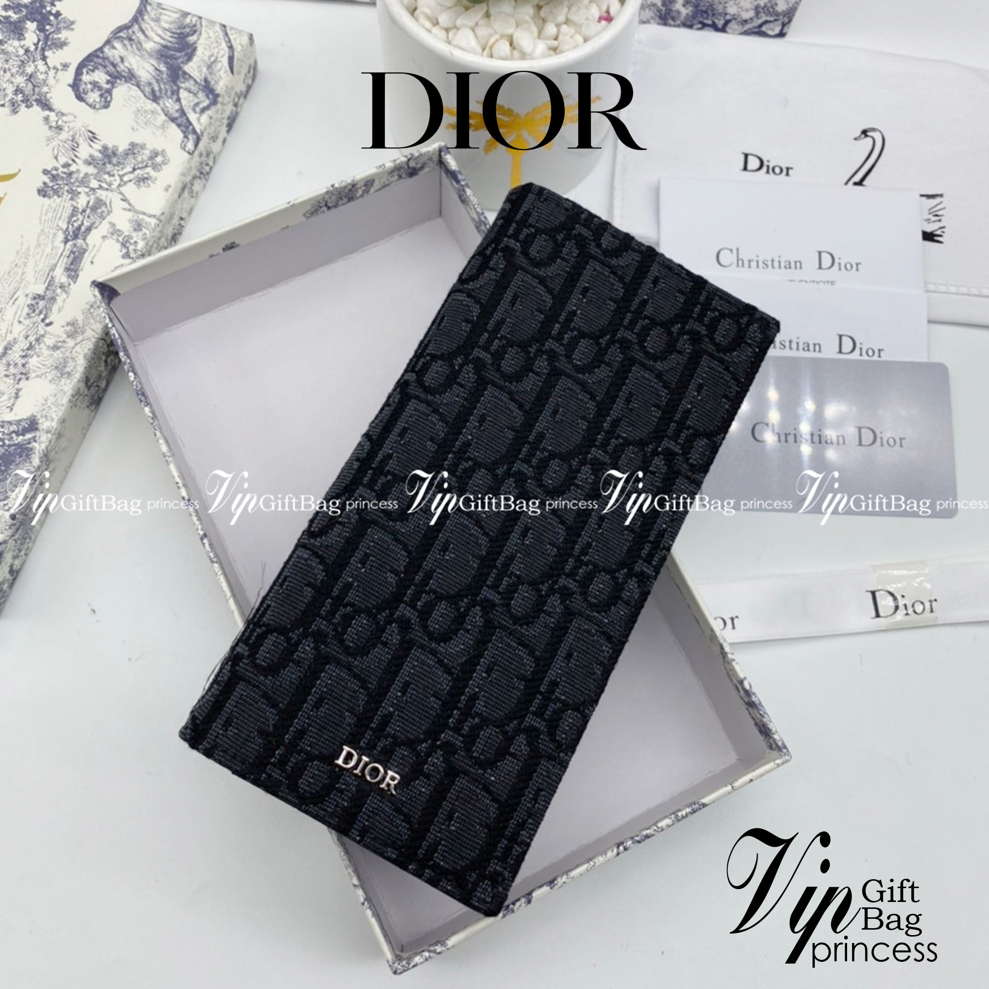 หนังแท้ DIOR LONG WALLET MONOGRAM / DIOR WALLET กระเป๋าสตางค์ใบยาว เอกลักษณ์ของความหรู วัสดุหนังแท้และผ้า Jacquard อย่างดีสวยงามที่สุด ผสมผสานความสง่างามและคลาสสิกที่เข้ากับยุคสมัย ด้านหน้าโดดเด่นด้วยซิกเนเจอร์แบรนด์ เป็นอีกหนึ่งรุ่นที่ดาราเชเลปใช้กันเยอะ