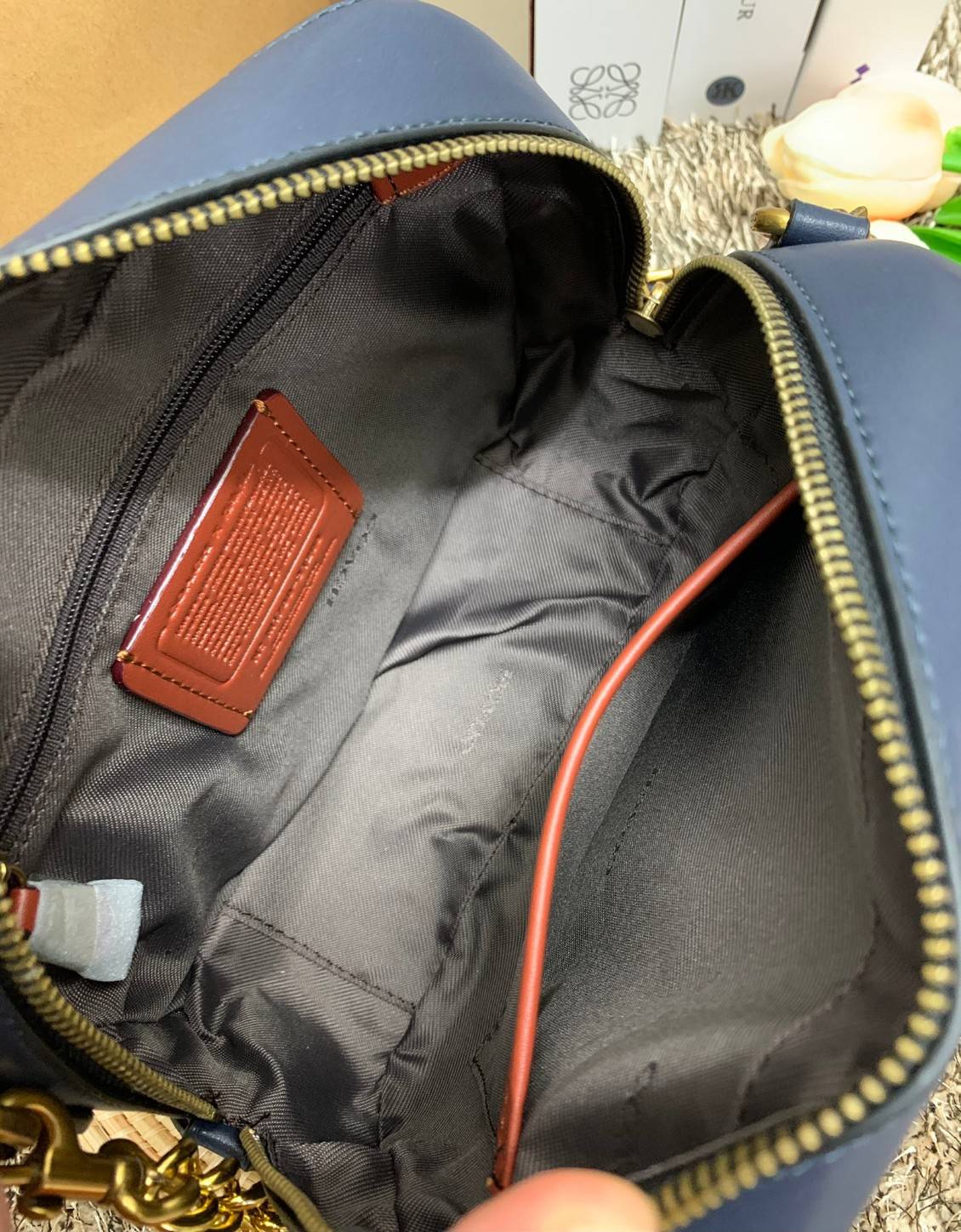 สินค้าขายดี พร้อมสีใหม่ 3สี ในไทยยังไม่มีค่ะ !! COACH SIGNATURE CROSSBODY BOX BAG ((F31208)) กระเป๋าสะพายวัสดุหนังแท้ จาก coach factory outlet หนังนิ่ม ทรงสวย ตัวกระเป๋าลายแบรนด์ ตัดขอบหนังเรียบได้สวยงามค่ะ ด้านหน้า-หลัง มีช่องสำหรับใส่ของ เปิดปิดกระเป๋าแ