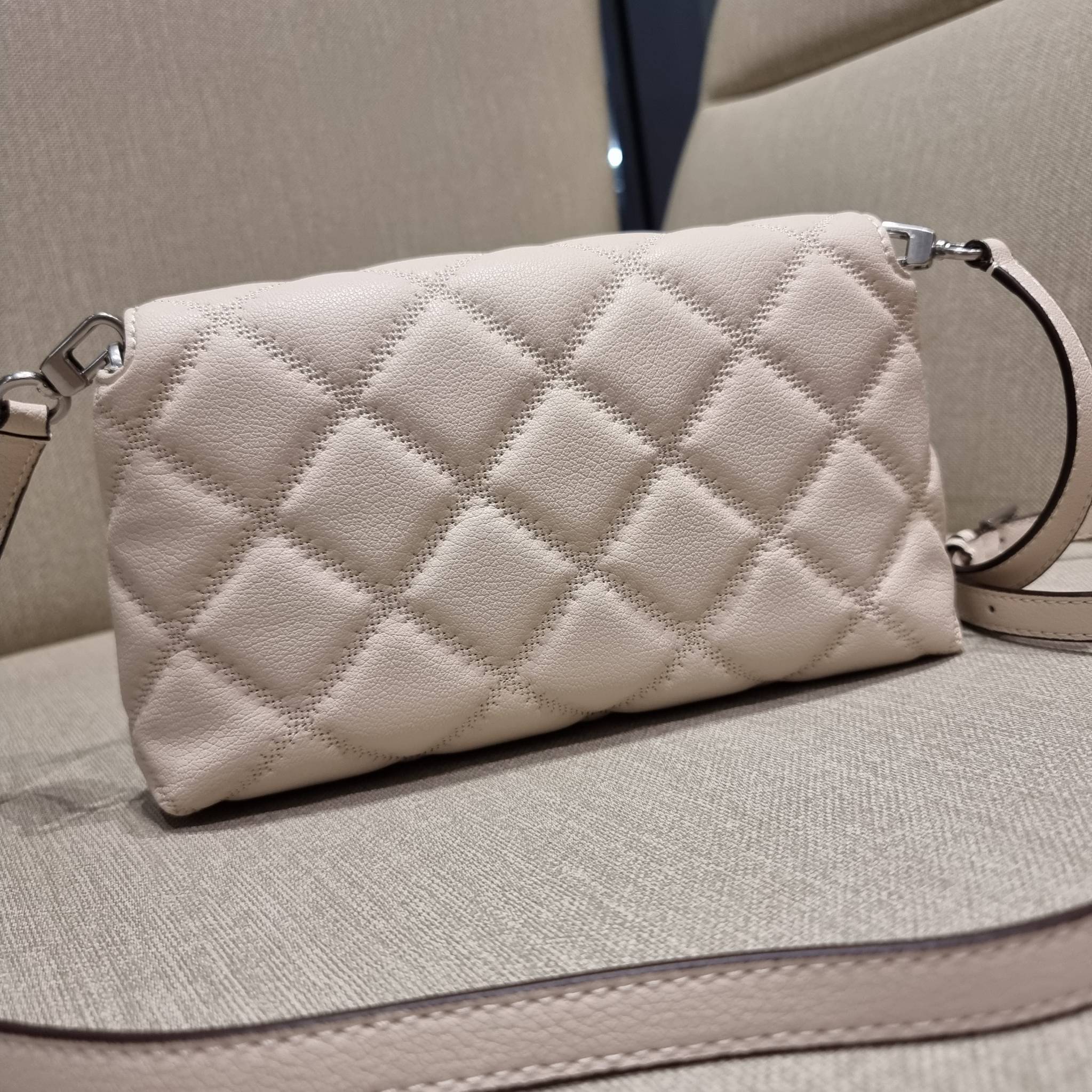 TORY BURCH WILLA MINI SHOULDER BAG ใหม่ล่าสุด พร้อมเสิร์ฟไม่ต้องรอพรีฯ กระเป๋าสะพายดีไซน์เลิศ ทรงสวย กะทัดรัด สะพายคล่องตัว ดีไซน์บุนวม เส้นคมสวยหรู