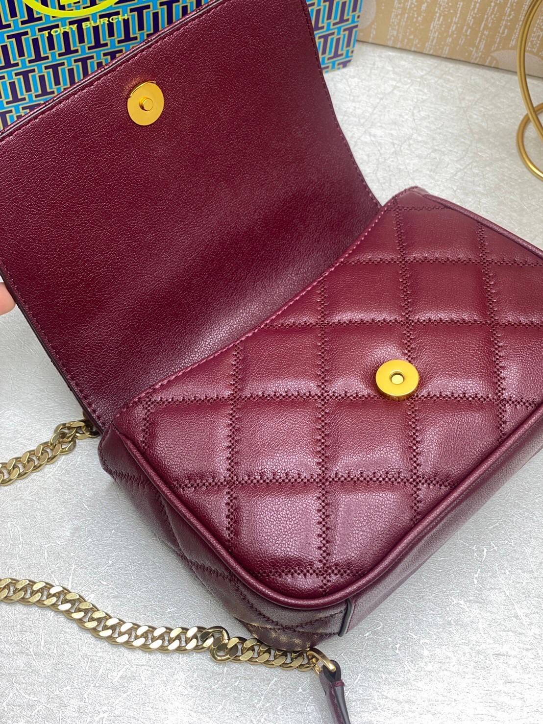 Tory Burch Willa Mini Top Handle Bag พร้อมส่งที่ไทย ใบจริงคือสวยสุดดไปเลยค่าา! กระเป๋าสะพายข้างหรือหิ้วก็เก๋ไปอีกเลยค่ะ! หนังอย่างดี ลายนวมนิ่มมือดีมากค่ะ ด้านหน้ามีอะไหล่โลโก้แบรนด์
