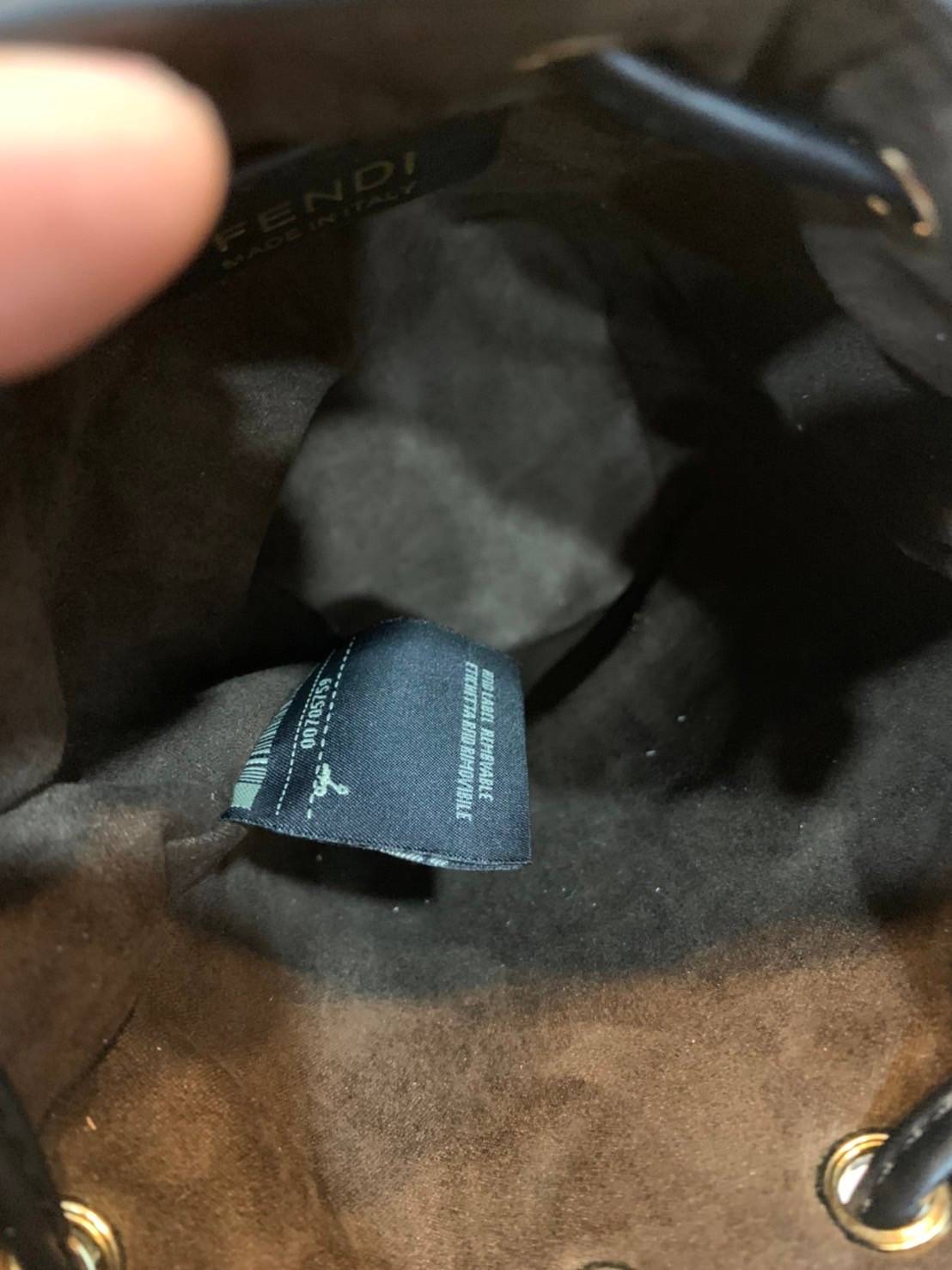 FENDI MON TRESOR Brown leather mini-bag กระเป๋าถือหรือสะพายไหล่ทรงขนมจีบสุดคลาสสิก วัสดุหนังแท้อย่างดี ลวดลายเอกลักษณ์ตามแบบฉบับแบรนด์ สวยหรู ดูแพง คุณนายสุดไปเลยค่า ถือแล้วสวยมากๆ จุของได้กำลังดี ทรงนี้ต้องมีติดตู้ไว้สักใบนะคะ!