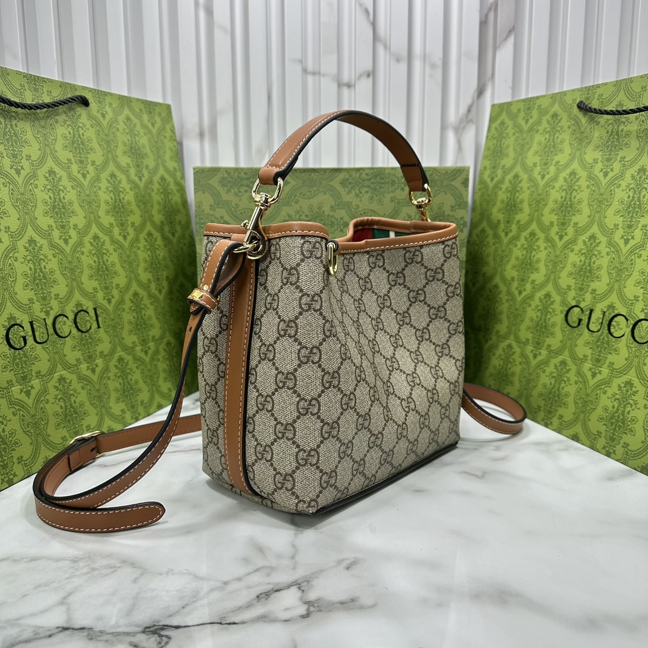 7.5" ORI หนังแท้ | Gucci GG Emblem small bucket bag กระเป๋าสะพายทรงบัคเก็ตใบเล็ก คอลใหม่ตีความประวัติศาสตร์แห่งความสง่างามและงานฝีมือของแบรนด์ขึ้นใหม่