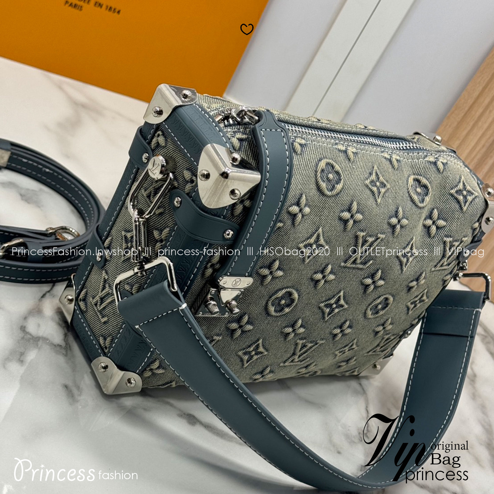 LV Side Trunk Monogram Denim Bag กระเป๋าสะพายทรงกล่องเดนิมซีดสไตล์วินเทจ ปั้มนูนโลโก้ลายโมโนแกรม ไอเท็มหรูหราย้อนยุค ผสมผสานความทันสมัย รูปทรงกล่องสัดส่วนสวยลงตัว โดดเด่นชวนมอง