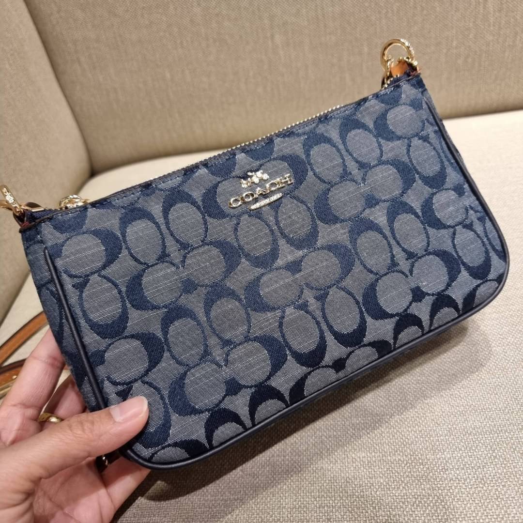 COACH 36674 TOP HANDLE POUCH IN SIGNATURE JACQUARD กระเป๋าทรงพอช ยอดฮิต ยกขึ้นแท่น ด้วยดีไซน์ที่ออกมาให้ใช้งานได้ง่าย ขนาดกำลังเหมาะ วัสดุหนังแคนวาสทนทาน ดีไปหมดขนาดนี้!! คุณลูกค้าถึงสั่งกันรัวๆจริงๆ ภายในโล่งกว้าง ใส่โทรศัพท์ได้ทุกรุ่น มาพร้อมสายคล้องแขน