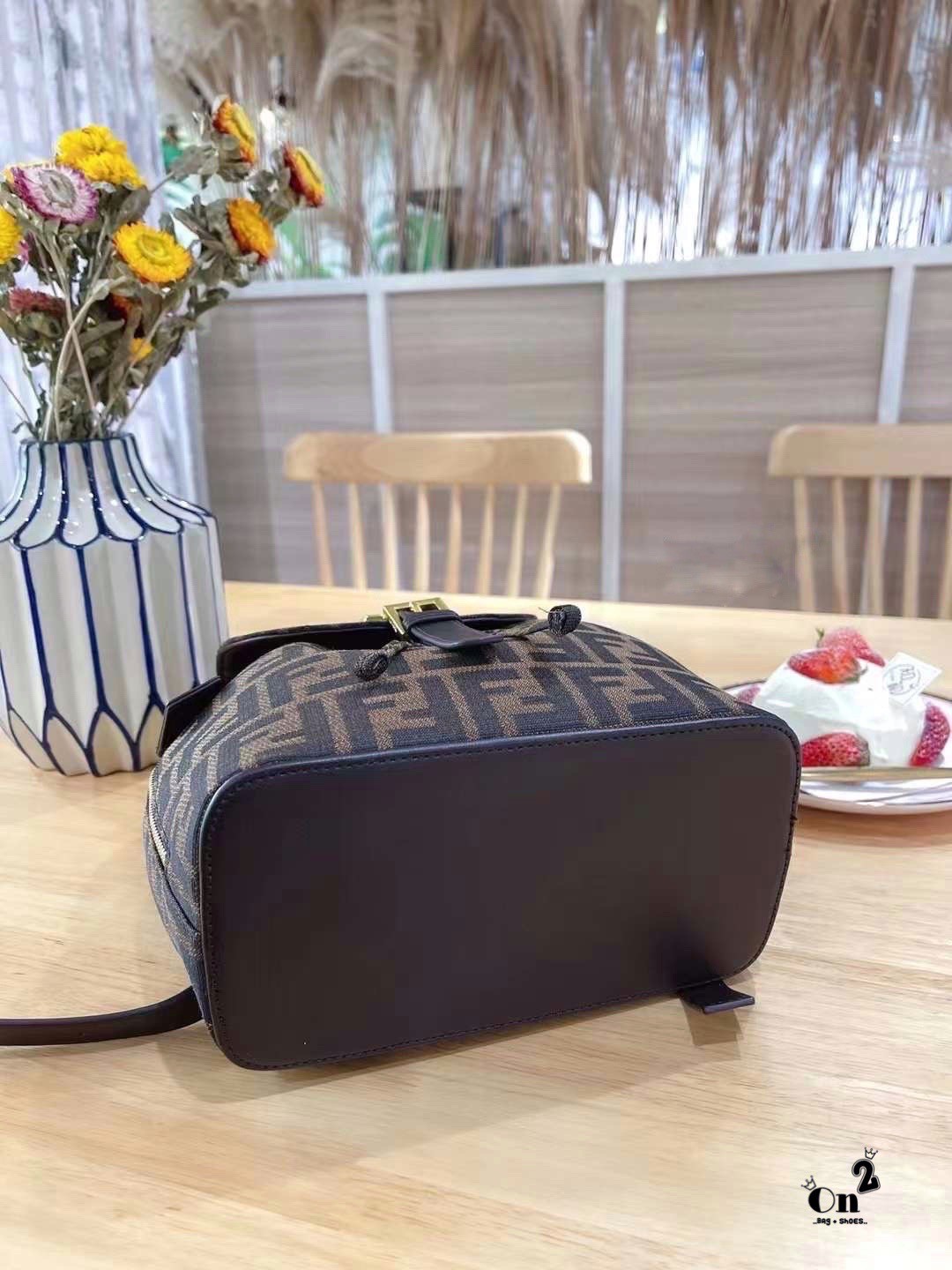 FENDI BACKPACK MONOGRAM กระเป๋าเป้เฟนดิ ทรงขนมจีบเปิดหน้า ผ้าทอลาย งานสวยปั้มทุกจุด ขนาดกำลังดีทรงน่ารักน่าใช้มากค่ะ ลายโมโนแกรมสวยตามฉบับแบรนด์ เด่นด้วยลายสัญลักษณ์แบรนด์ที่ฝากระเป๋า ตัดกับอะไหล่สีทอง ตกแต่งที่คล้องสายด้วยโลโก้ตัว FF สวยสะดุดตา ภายในกระเ