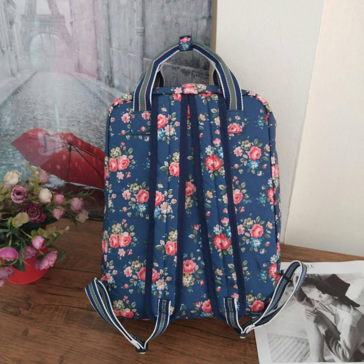 Cath Kidston Backpack Bag กระเป๋าเป้ สไตล์วินเทจ ด้านหน้ามี 1 ช่องซิป เปิดปิดด้วยซิป มีช่องหลักโล่งกว้าง และช่องเล็ก ใบนี้จุของได้เนอะ คุ้มค่าเกินราคาค่ะ