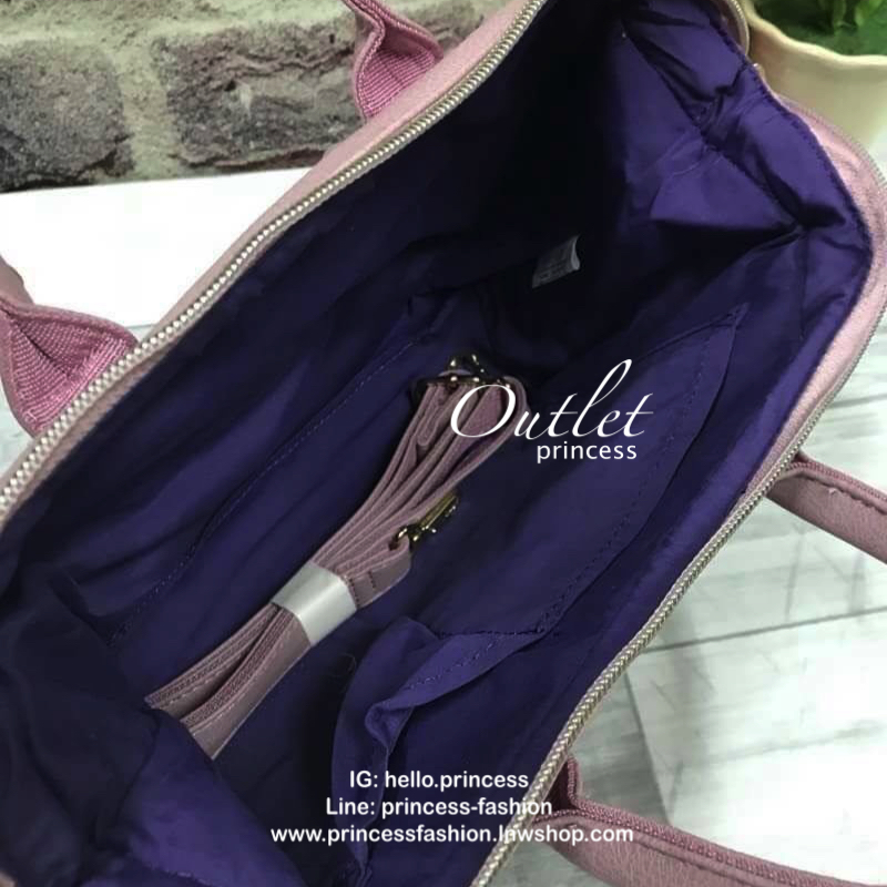 Anello polyester 2 way mini boston bag จากแบรนด์ดังในประเทศญี่ปุ่น กระเป๋าสไตล์คลาสสิค มีโครงปากกระเป๋ากว้างเป็นสัญลักษณ์ วัสดุหนังpu กันน้ำได้ ภายในมีช่องใหญ่และช่องเล็กด้านข้าง2ช่อง เปิดปิดด้วยซิปคู่ มีตัวล้อคที่หูจับ ด้านหน้ามีช่องซิปเล็กใช้งานได้จริง 