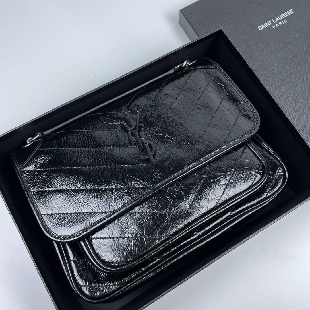 Saint Laurent Niki shoulder bag กระเป๋าสะพายรุ่นโดดเด่นด้วยโครงสร้างทำจากหนังวัว หนังมันเงา นิ่ม งานสวยมากๆ ค่ะ ด้านหน้าประดับโลโก้แบรนด์ และมีช่องสำหรับเก็บของที่หยิบใช้บ่อย ตอบโจทย์การใช้ชีวิตระหว่างวันได้ดีมากๆ สายสพายดีไซน์ได้หลายรูปแบบ แมทกับการแต่งต