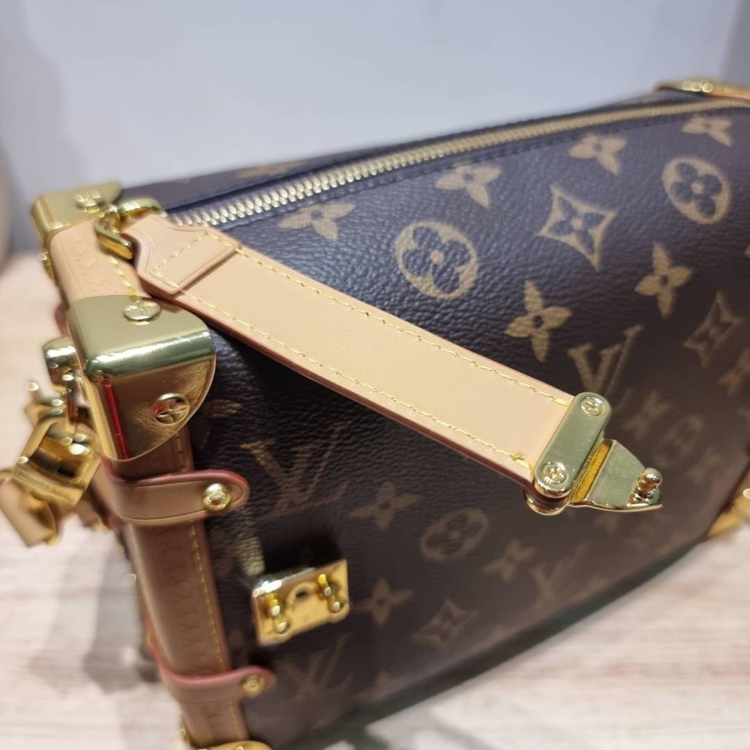 LV SIDE TRUNK MONOGRAM สุดยอดกระเป๋าไอคอนนิค ทรงสวย ใหม่ล่าสุด สวยมีเสน่ห์ รูปทรงกล่อง โดดเด่นด้วยหมุดเข้ามุม ซิปเปิด-ปิดล็อคได้ วัสดุหนังแคนวาส