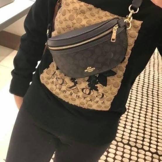 COACH BELT BAG ((39937)) กลับมาอีกครั้ง สวยเหมือนเดิมค่ะ😘 กระเป๋าคาดอก//คาดเอว หนังแท้นิ่ม สวยงามค่ะ ด้านหน้ามีช่องซิป ใส่กระเป๋าเงินใบกลางได้;มือถือได้ทุกรุ่น;พาสปอร์ตได้ค่ะ ด้านหลังมีช่องซิปให้อีกช่องใส่ของจุกจิก สายคาดเลื่อนปรับได้ฟรีไซด์ตามขนา