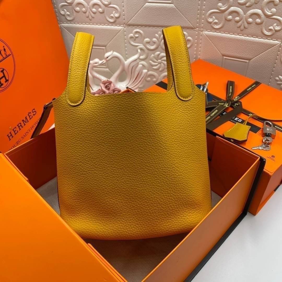 หนังแท้ Hermes Picotin Lock 18 bag กระเป๋าถือแบรนด์หรูระดับโลก งานเกรดออรินอล หนังแท้ทั้งใบ หนังมีลายทอริลลอนคล้ายของจริง มาพร้อมตัวล็อคเคลลี่ Kelly lock รูปทรงเรียบแต่หรู ใช้งานได้ทุกโอกาส ถือง่าย ใช้งานง่าย ภายในโล่งกว้าง ภาพสินค้าถ่ายจากงานขายจริง ใช้ง