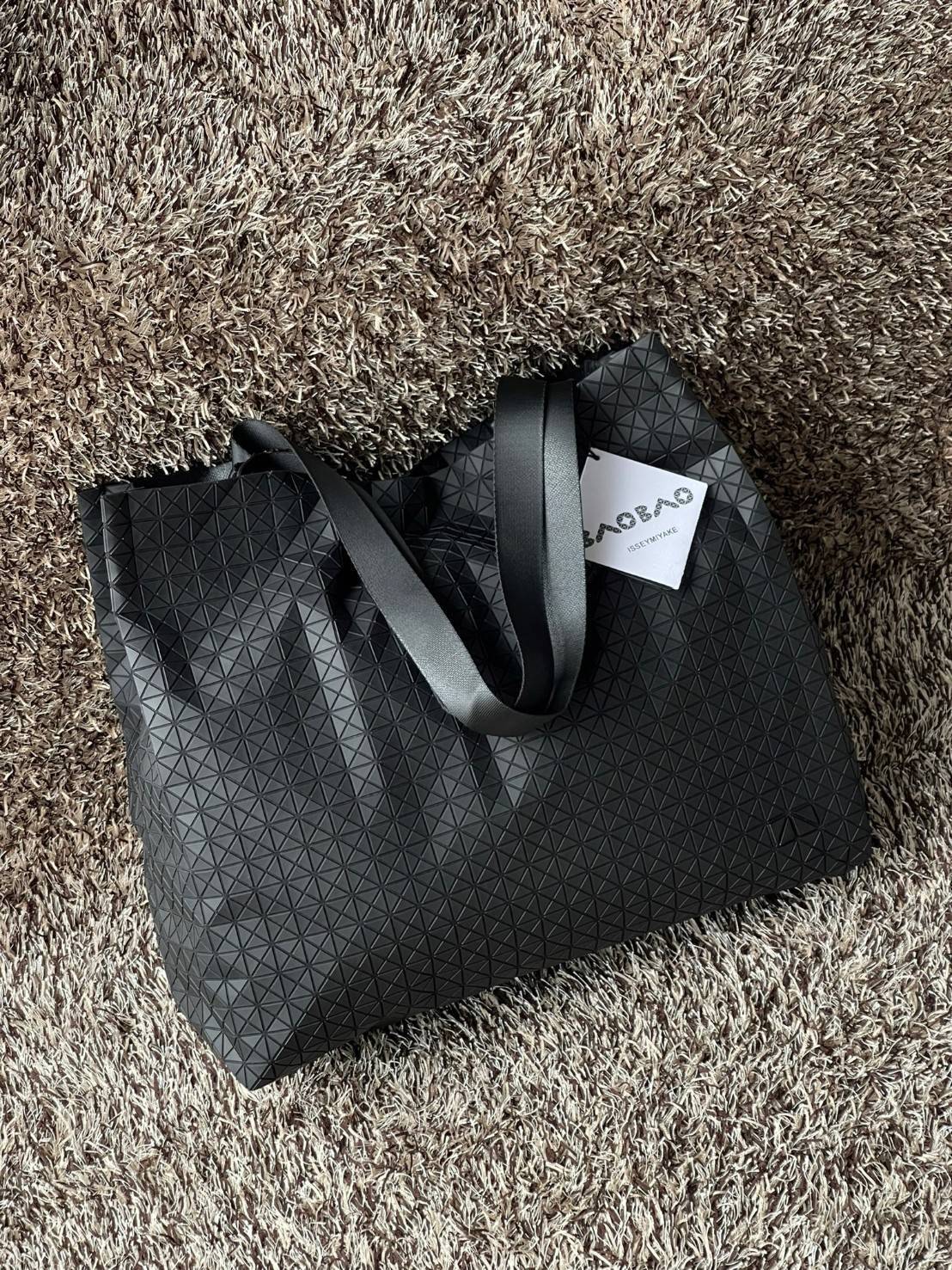 ORI 🥂 Baobao Issey Miyake Cart geometric tote bag / Miyake Cart Tote Bag รูปทรงที่สร้างขึ้นโดยบังเอิญ' เสื้อผ้าที่มีโครงสร้างและได้รับการออกแบบทางวิศวกรรมอันเป็นเอกลักษณ์ของแบรนด์ ส่งต่อไปยังเครื่องประดับที่น่าประทับใจและไร้กาลเวลาเหล่านี้ กร