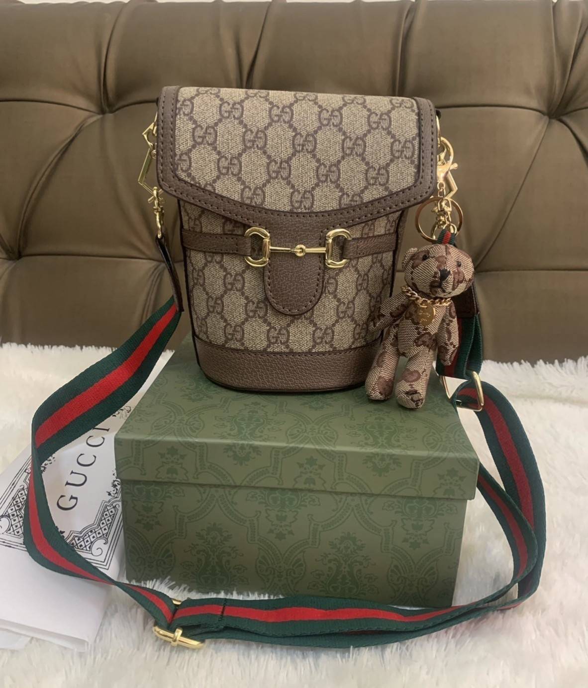 กระเป๋าสะพาย กระเป๋าใส่โทรศัพท์ งานแฟชั่นคลาสสิก Gucci Gag VIP GIFT WITH PURCHASE (GWP) พรีเมี่ยมกิ้ฟ Limited Edition รูปทรงถัง วัสดุcalfskin อะไหล่ทอง ลวดลายชิกเนเจอร์ โมโนแกรม GG เพิ่มความน่ารักด้วยพวงกุญแจเข้าชุดตุ๊กตาห้อยข้าง น่ารักมากมาย มาพร้อมสายสะ