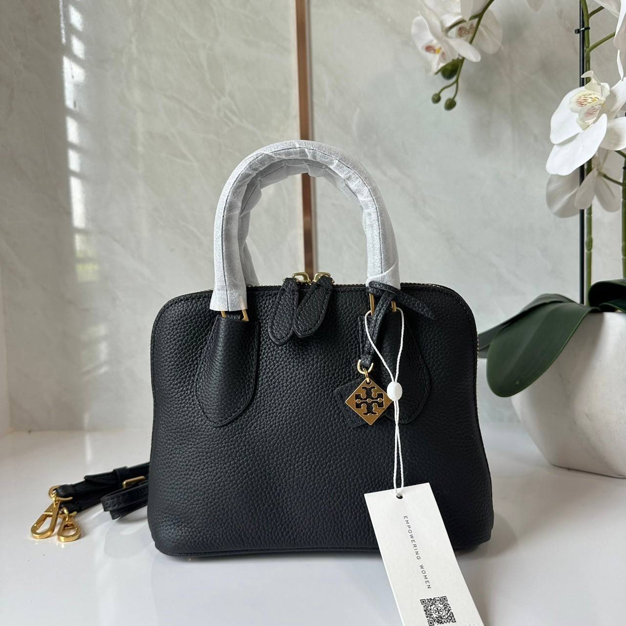 TORY BURCH MINI PEBBLED SWING BAG / Tory Mini Swing Bag in Pebbled Leather / T Monogram Jacquard Swing Bag กระเป๋าสะพาย คอลเลคชั่นใหม่ล่าสุดดีไซน์สุดคลาสสิก รูปทรงโดม