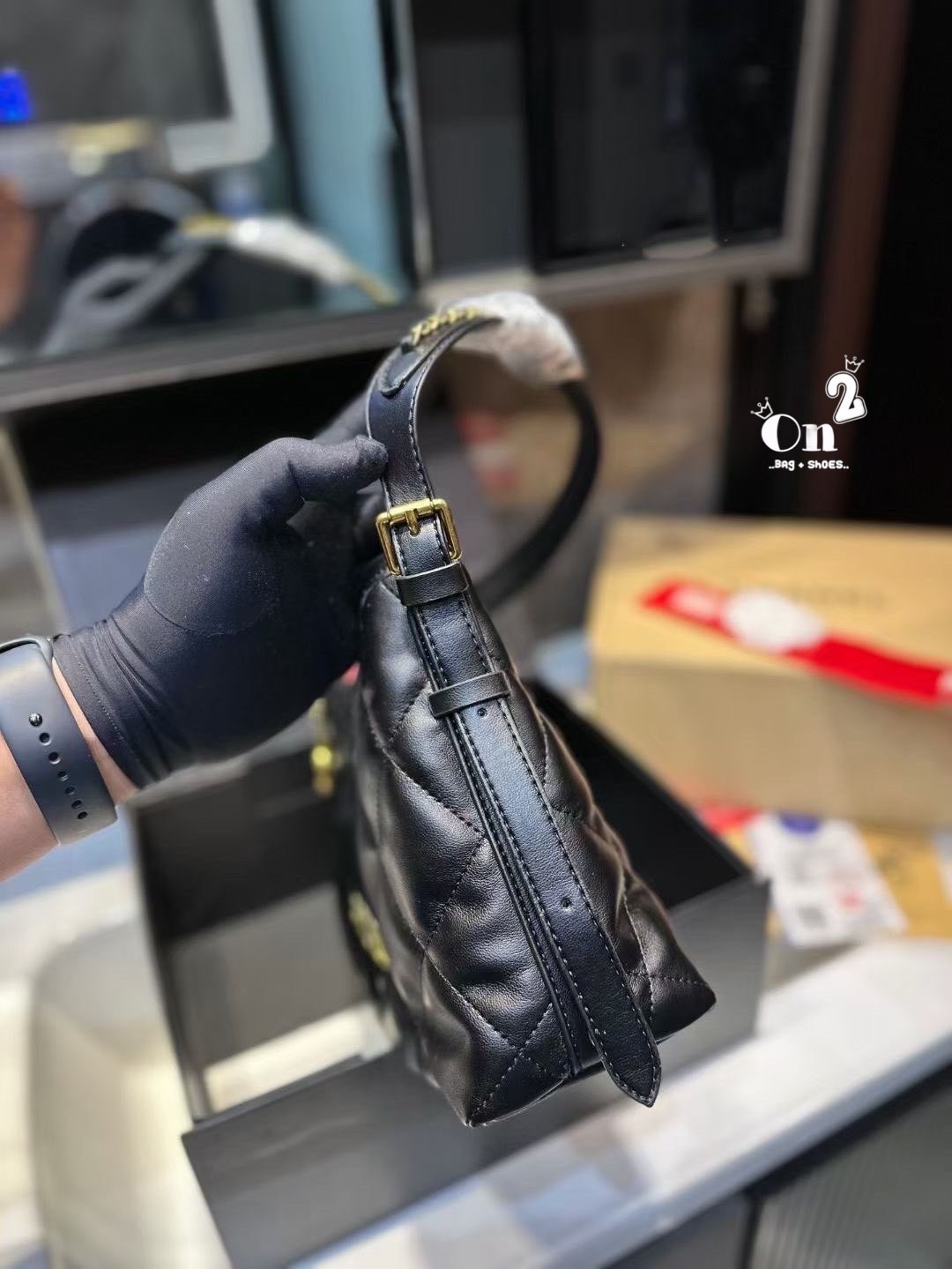 CHANEL HOBO BAG Shoulder Bag กระเป๋าสะพายทรงโฮโบ หนังลายตาราง โลโก้CC Iconic ด้านบนแบบเปิดปิดด้วยซิป สายโซ่ทองสวยหรูใช้งานสะดวกกำลังน่ารักเลยค่ะ