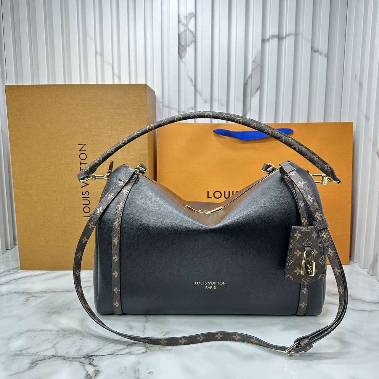 ORI หนังแท้ | LV Express MM Bag 30cm กระเป๋าสะพายทรงหมอนสปีดี้ดีไซน์ใหม่ล่าสุด โฉบเฉี่ยว แต่งคาดหน้าโมโนแกรมโดดเด่น ตัวกระเป๋าสีพื้นตัดกันอย่างลงตัว พร้อมหูแบบจับยาวถอดได้จะถือหรือคล้องไหล่ก็เก๋