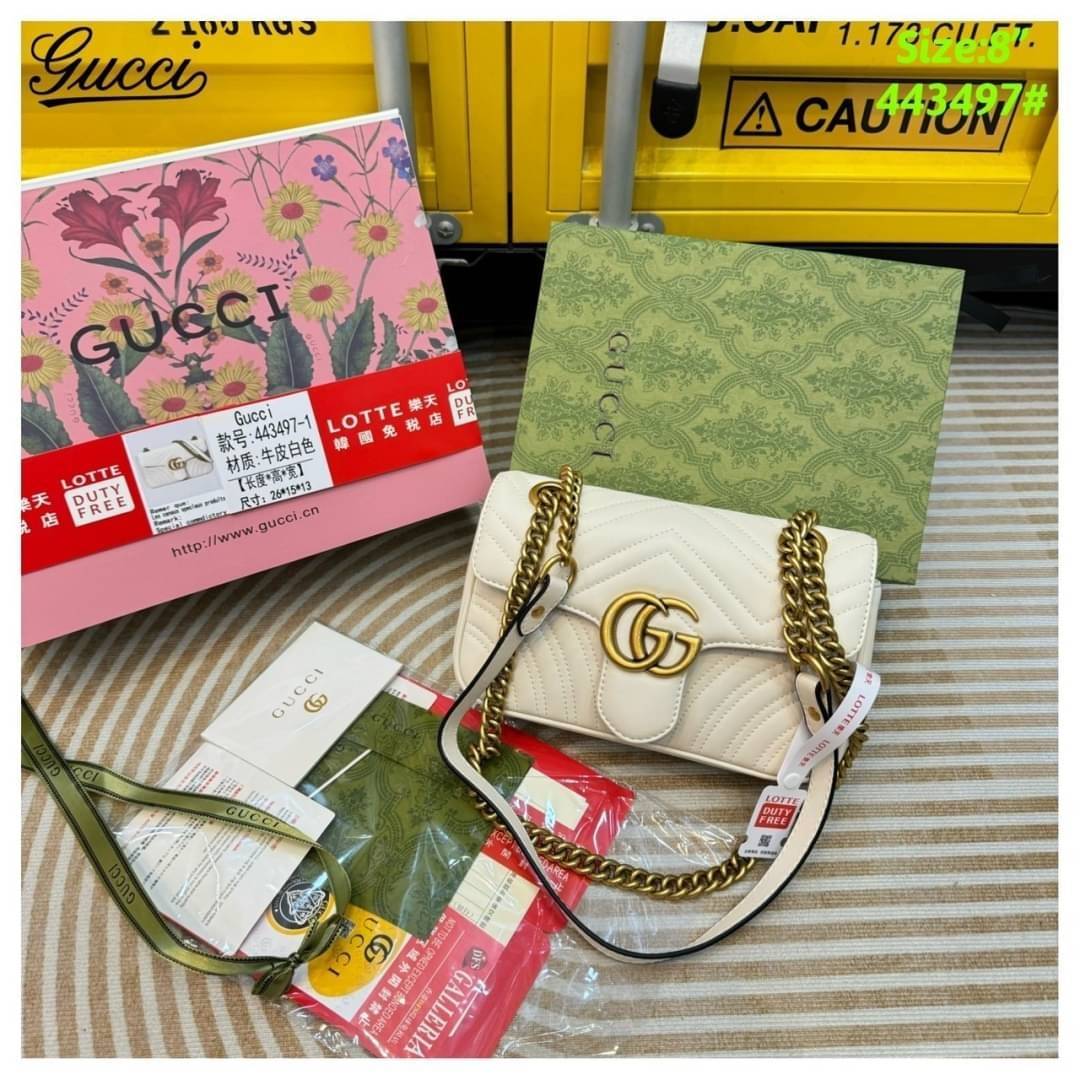 GUCCI GG Marmont shoulder bag กระเป๋าสะพายข้างรุ่นคลาสสิค สะพายขับผิว ดูแพง อัพลุคได้สบายๆ เปิด-ปิดด้วยตัวกดล็อคแน่นหนา ด้านหลังดีไซน์รูปหัวใจ