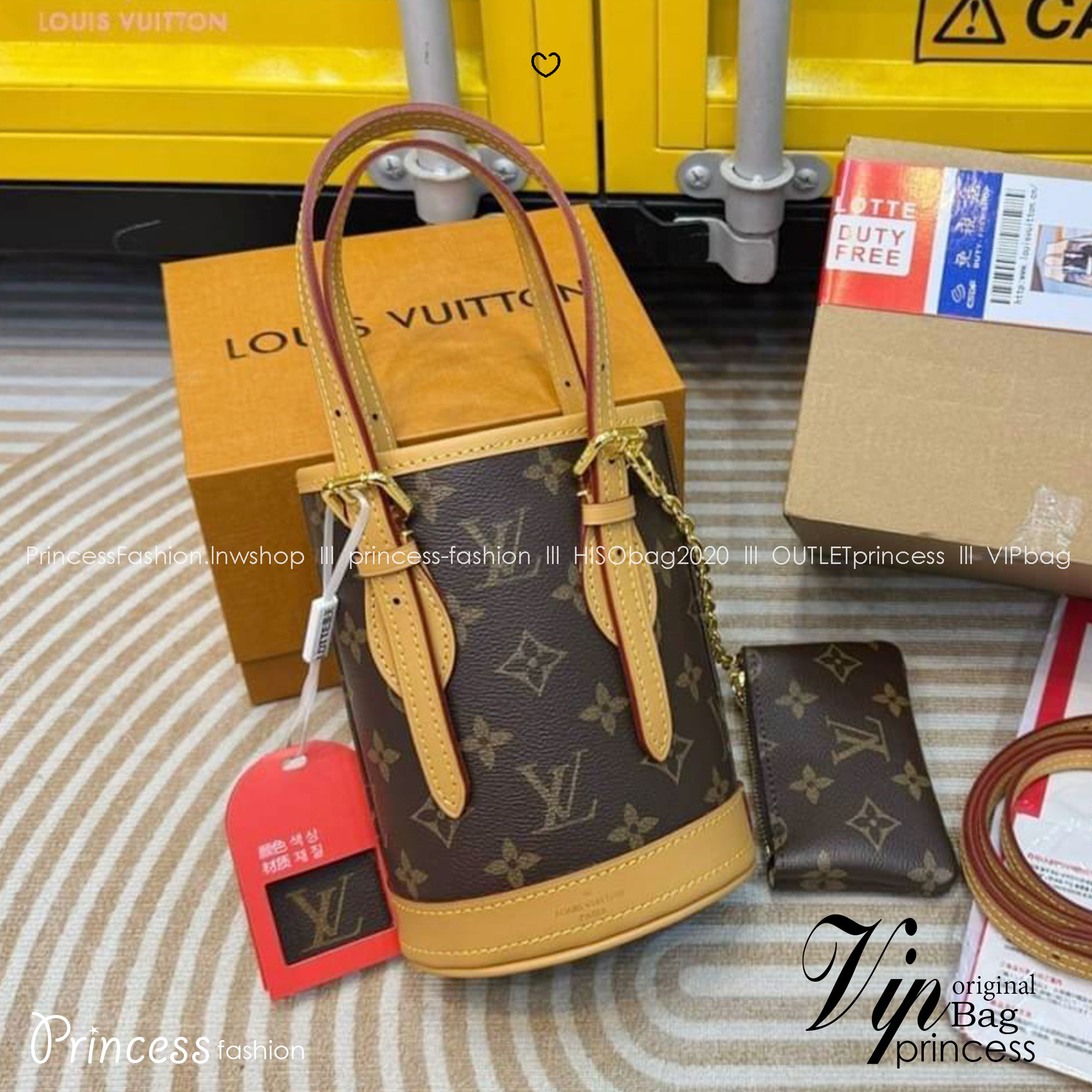 LV Mini Bucket Vintage Bag กระเป๋าสะพายทรงบัคเก็ตวินเทจ ขนาดเล็กน่ารัก พร้อมใบเล็ก สวยหรูดูผู้ดี ภายในโล่งกว้าง ใบลูกจะคล้องติดกัน หรือแยกออกแล้วสะพายเดี่ยวๆก็เลิศ น้องใหม่น่ารักสุดคุ้มขนาดนี้ ต้องตำแล้วน้า