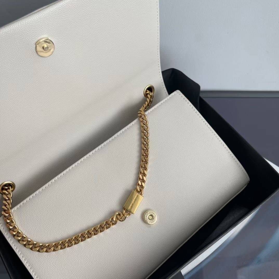 YSL kate medium chain bag in grain de poudre embossed leather 24cm กระเป๋าสะพายแบรนด์หรู รุ่นฮิตลอดกาล งานสวยดูดีมีระดับ ปั้มทุกจุด ขนาดกระทัดรัดกำลังดี มาพร้อมาสะพายโซ่ยาว เลื่อนปรับเป็น 2 แถว เพื่อสะพายเป็นสายสั้นได้ ด้านในโล่งกว้าง ใส่กระเป๋าสตางค์ใบยา