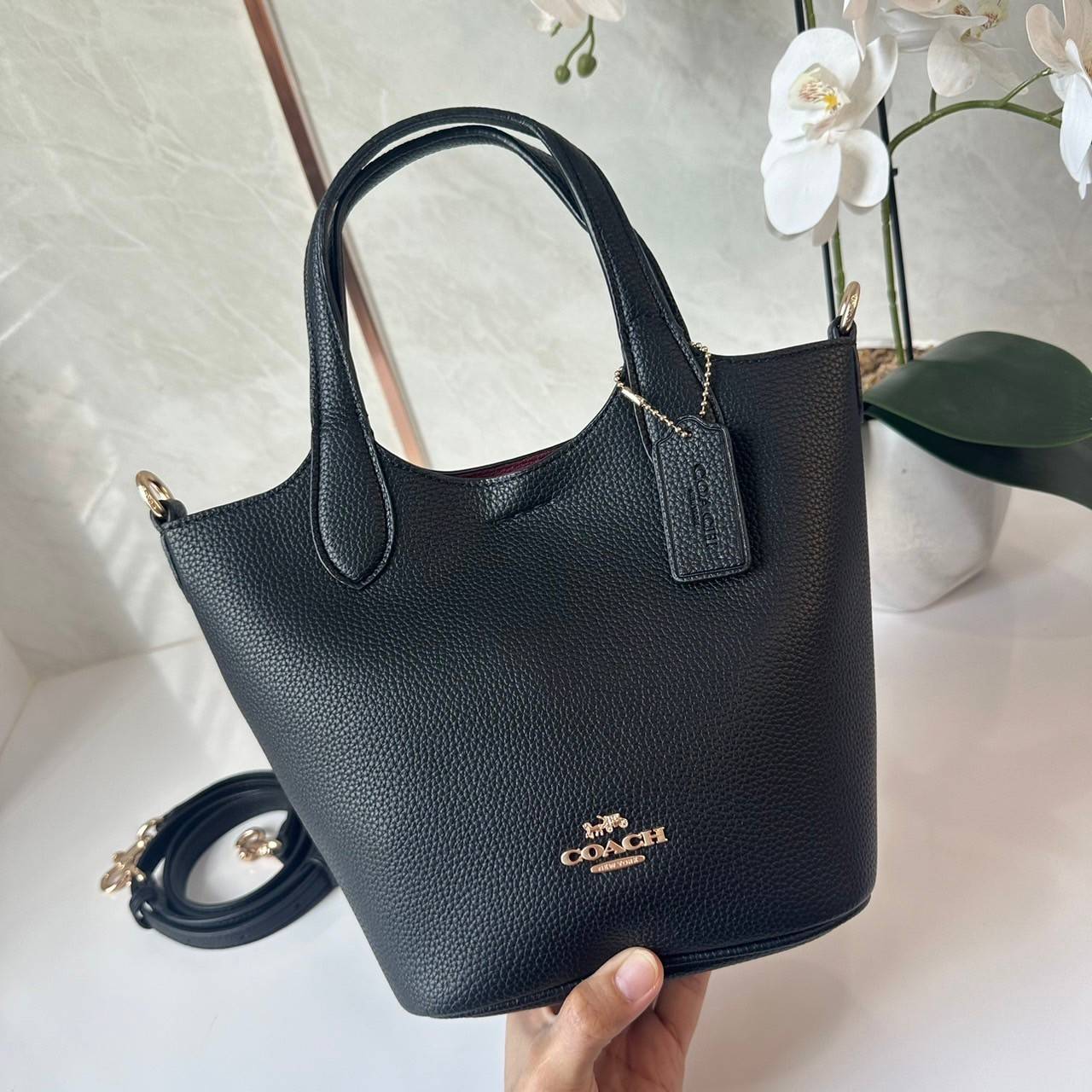 พร้อมส่ง 5 สี COACH HANNA BUCKET BAG กระเป๋าถือ/สะพายข้างทรงบักเก็ตรุ่นใหม่ดีไซน์เก๋น่ารัก เกรดท็อปออริ เกรดดีสุด สลับแท้ 1:1