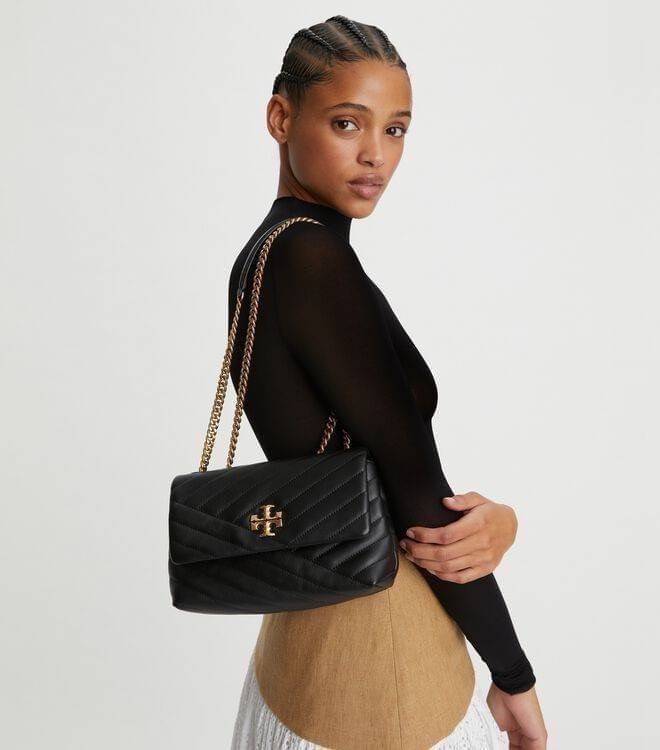 TORY BURCH KIRA CHEVRON CONVERTIBLE SHOULDER BAG (SMALL / MEDIUM) กระเป๋าสะพายรุ่นยอดฮิต ไซส์คลาสสิค ที่ใช้ยังไงก็ดูหรู ดีไซน์เฉพาะตัว วัสดุหนังแกะ สัมผัสนิ่ม เปิด-ปิดด้วยกระดุมแม่เหล็ก ภายในเป็นช่องโล่ง ใส่กระเป๋าสตางค์ มือถือ เครื่องสำอางค์ พาวเวอร์แบงค