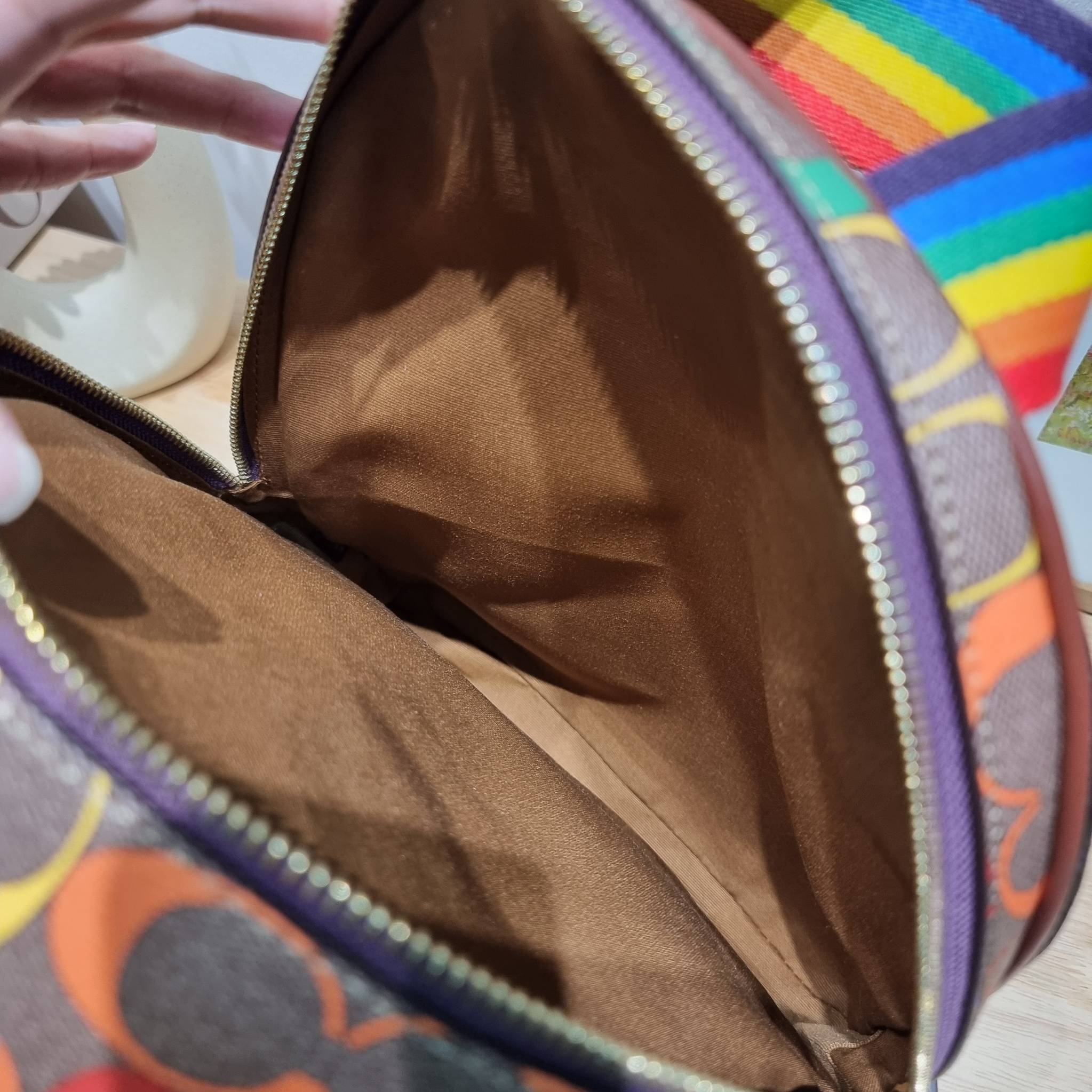 Coach Court Backpack In Rainbow Signature Canvas CA140 กระเป๋าเป้ต้องมาแล้ว ช่วงส่งท้ายปี เทศกาลที่ใครๆก็ไปเที่ยว ใบนี้ตอบโจทย์แน่นอน โดดเด่นด้วยลวดลายสีรุ้ง วัสดุหนังแคนวาส มีช่องซิปให้เลือกใส่ได้มากมาย แย่งสัดส่วนไว้เป็นอย่างดี ด้านหลังบุนวมซอฟท์หลังเวล