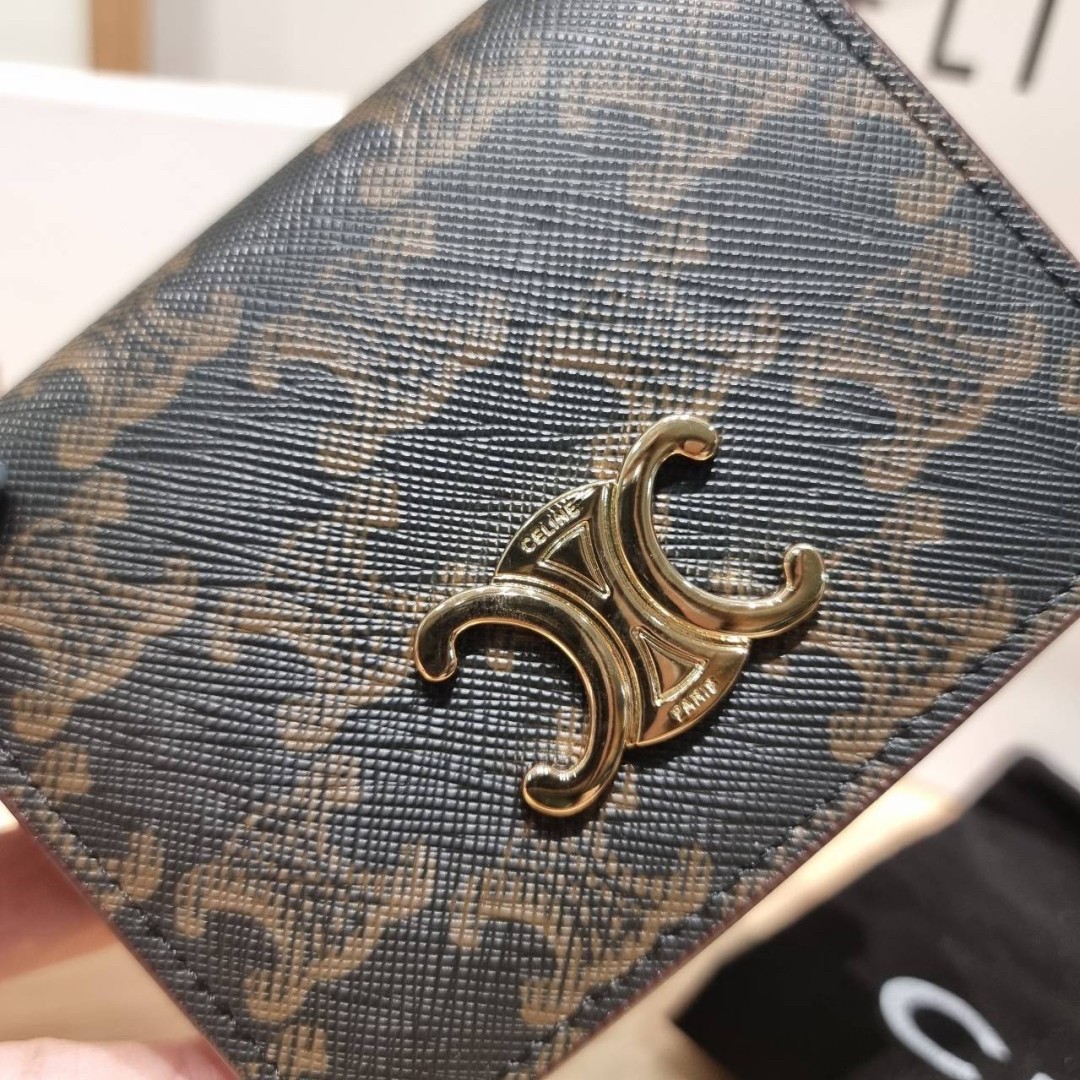 Celine triomphe compact wallet กระเป๋าสตางค์ดีไซน์สุดคลาสสิค วินเทจ เรียบง่ายแต่หรูหรา เป็นซิกเนเจอร์ด้วยดีไซน์อะไหล่สีทองย้อนยุค