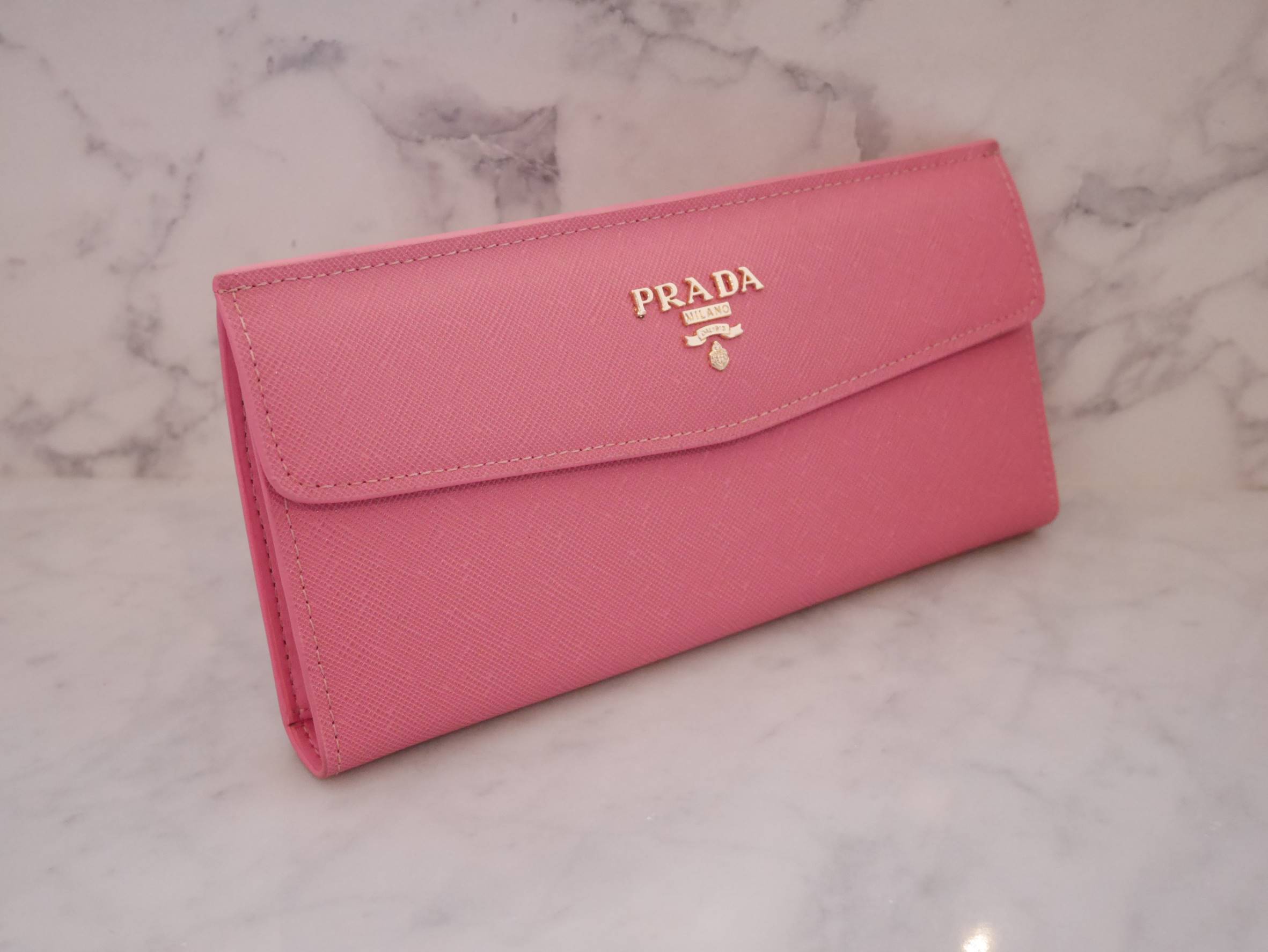 พิเศษ อุปกรณ์ครบset ค้า Best Seller~~ กระเป๋าสตางค์ยาว **ทรงหรู จากงานพรีเมี่ยมกิ้ฟ จากเคาเตอร์ต่างประเทศ จากแบรนด์ PRADA ลายหนัง saffiano ของแท้ 100% มีช่องใส่บัตร ถึง 12 ช่อง และช่องซิปใส่ของจุกจิกได้ น้ำหนักเบา จับถนัดมือ ขนาดกำลังดีคะ ถือแล้วดูดี อะไห