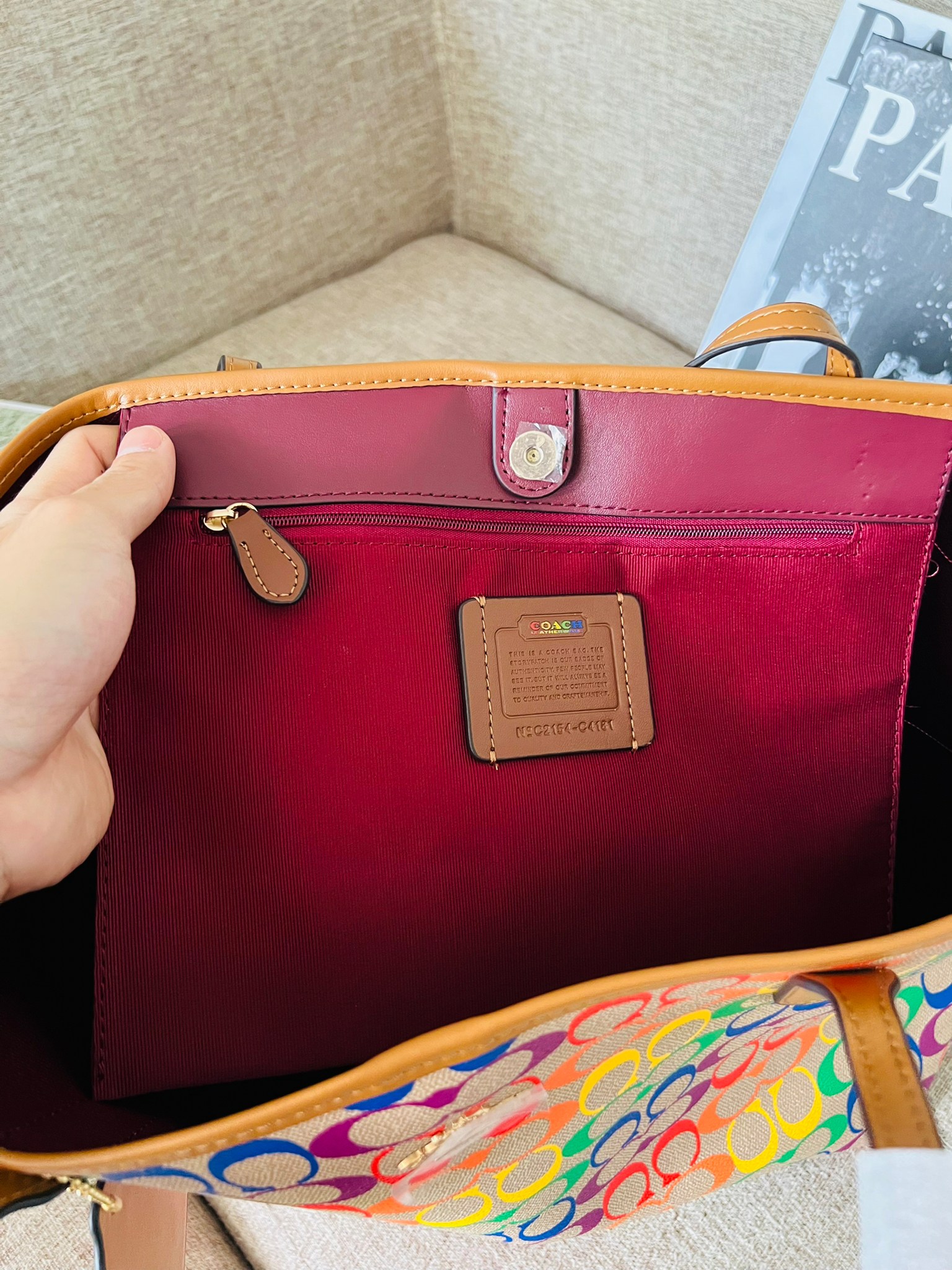 COACH CITY TOTE IN RAINBOW SIGNATURE CANVAS C4181 กระเป๋าสะพายข้างทรงโท้ทใบใหญ่ หนังลาย C สกรีนลายโค้ช รุ่นนี้ ปากกระเป๋าไม่มีชิป มีกระดุม แม่เหล็ก ด้านในมีช่องซิปไว้ใส่กระเป๋าเงินได้คะ เป็น รุ่นยอดนิยมคะ จุของได้เยอะมาก