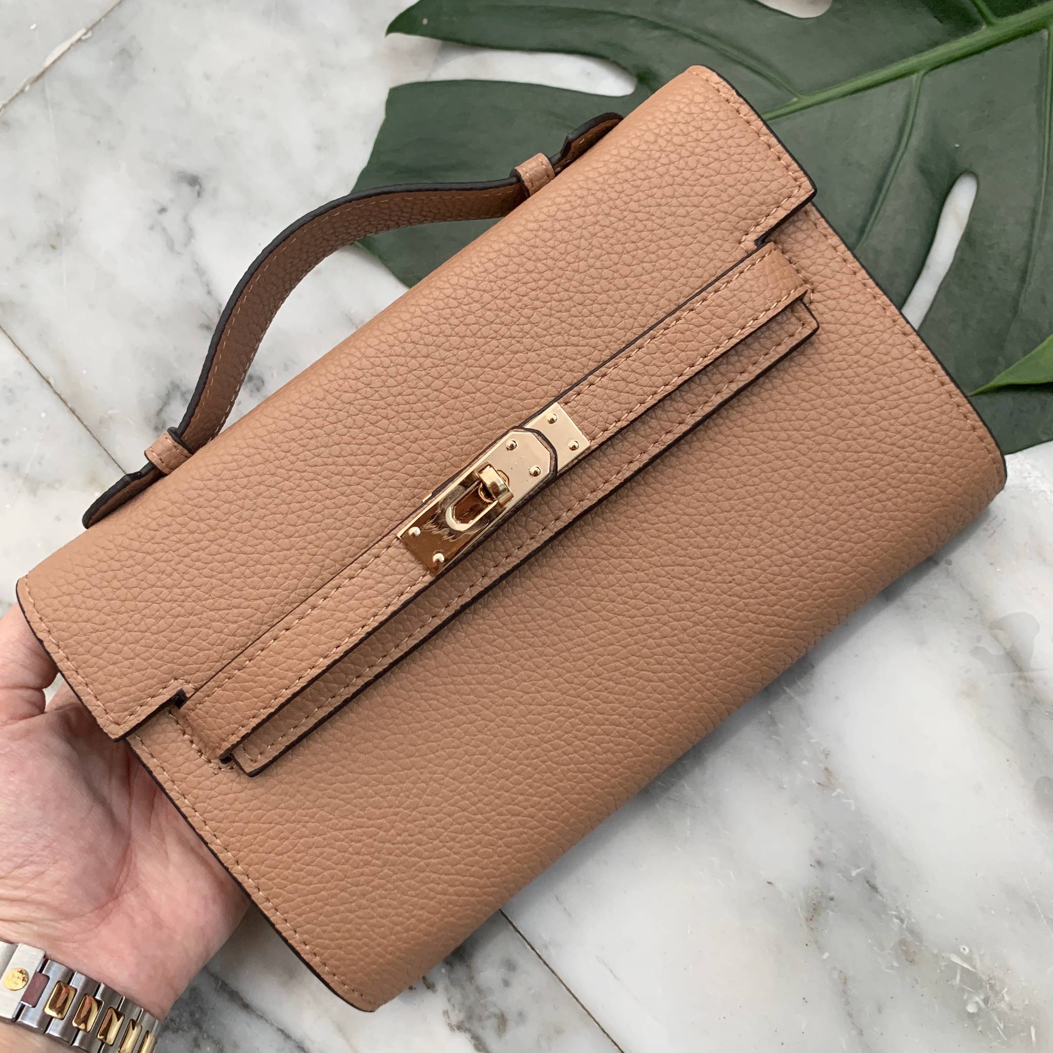 KEEP • Ellis • กระเป๋า คลัช ถือ //สะพาย ขนาด กะลังดี ทรงสวย แค่ใบเดียวจบ! หนังคุณภาพเยี่ยม ภายใน จุของคุ้ม ใส่บัตร ใส่มือถือได้ทุกรุ่น ใบนี้ จะแต่งกับ Look ไหนก้อเข้ากันได้ดีแน่นอนค๊า Don't miss!! หนังลายสวยมาก นิ่มมือ ภายในใส่ของจุกจิก 2 ด้านเลย สาม