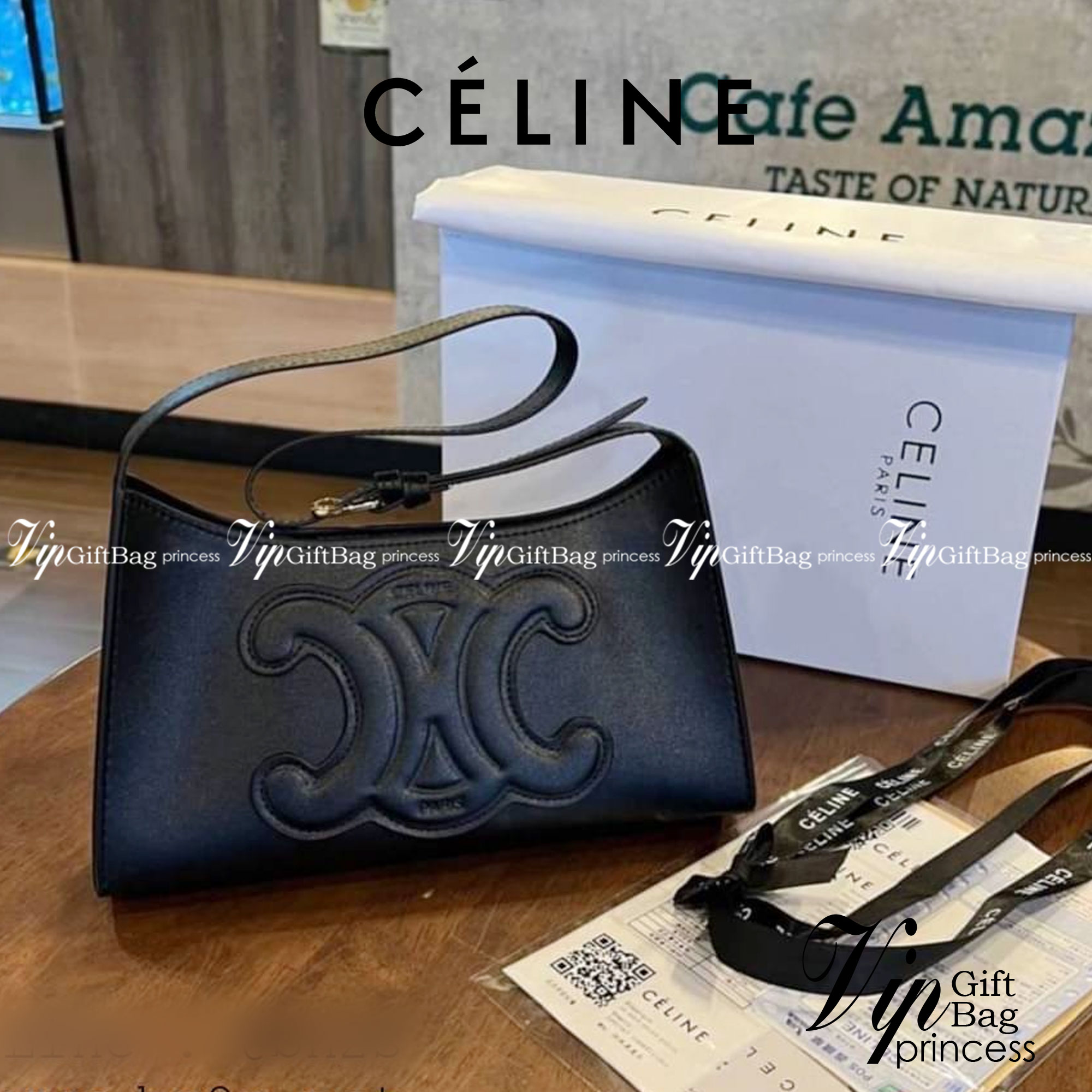 CELINE TRIOMPHE SHOULDER BAG กระเป๋าสะพายไหล่ดีไซน์เรียบหรูและดูทันสมัย ให้คุณเลือกสะพายในชีวิตประจำวันเข้ากับการแต่งตัวสบาย ๆ หรือจะสะพายออกงานปาร์ตี้สังสรรค์ก็ช่วยให้คุณดูโดดเด่น มีรูปทรงที่ดูแข็งแรงจึงไม่เสียรูปทรงแม้ใส่ของจำนวนมากก็ตาม รุ่นใหม่ ซิปบน 