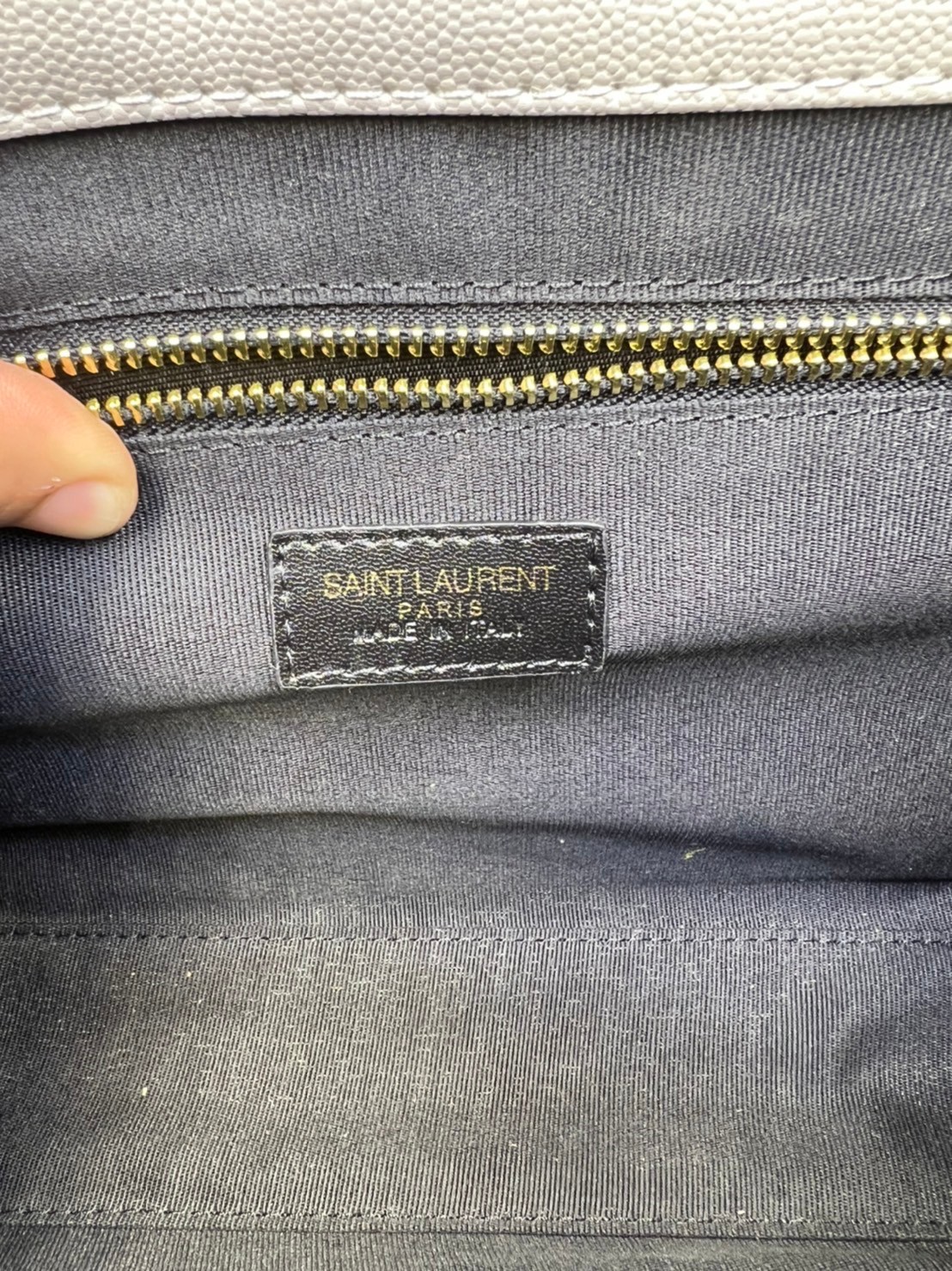 หนังแท้ YSL college large chain bag in quilted leather 30cm กระเป๋าสะพายใบใหญ่ ดีไซน์ทรงสวยหรู ตอบโจทย์ได้ทุกสไตล์ ภาพสินค้าถ่ายจากงานขายจริง ใช้งานต่างประเทศได้