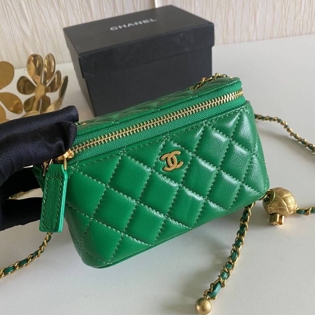 VIP GIFT 】หนังแกะแท้ CHANEL Box With Chain สายโซ่ทองหรูมาก หนังเรียบฟู ขึ้นเงา กระทบแสงยิ่งสวยค่าา โทนสีสวยสดใส เหมาะมากสำหรับสาวๆ ชิคๆ ต้องบอกเลยรุ่นนี้เหล่าเซเลบใช้กันเยอะมากๆ แค่อะไหล่ก็หรูไปเดินครึ่งแล้วค่าา😁 พร้อมส่งที่ไทยที่นี่ที่เดียว