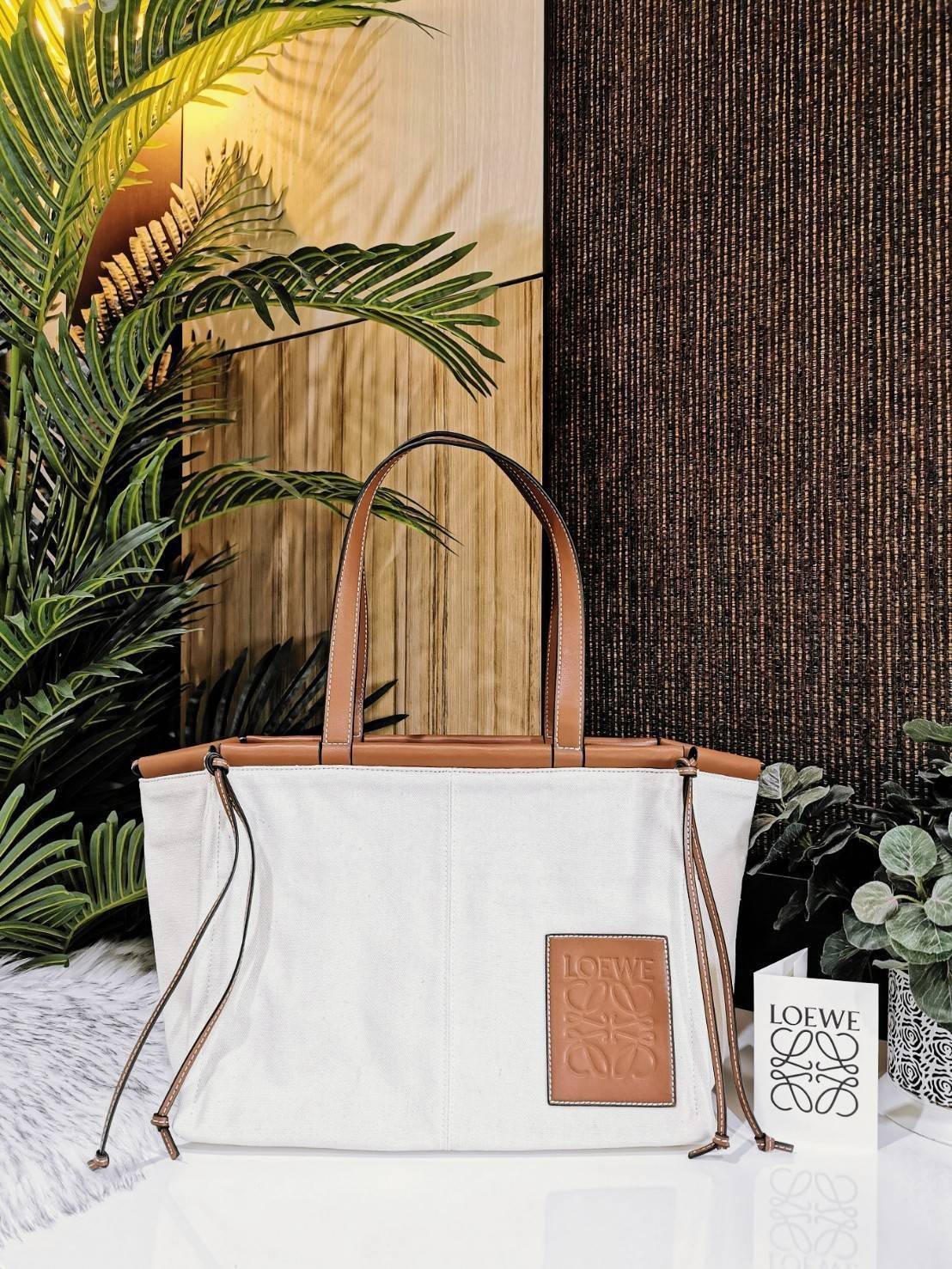 พรีเมี่ยมกิ๊ฟแท้ 100% 】LOEWE TOTE BAG VIP GIFT WITH PURCHASE (GWP) Limited Edition จาก "LOEWE PERFUME DUTYFREE" วัสดุ Canvas&Leather ใบใหญ่ น้ำหนักเบา ภายในโล่งกว้างและจุ ใส่เอกสารA4 เสื้อผ้าสัมภาระของใช้ได้เยอะจุใจ