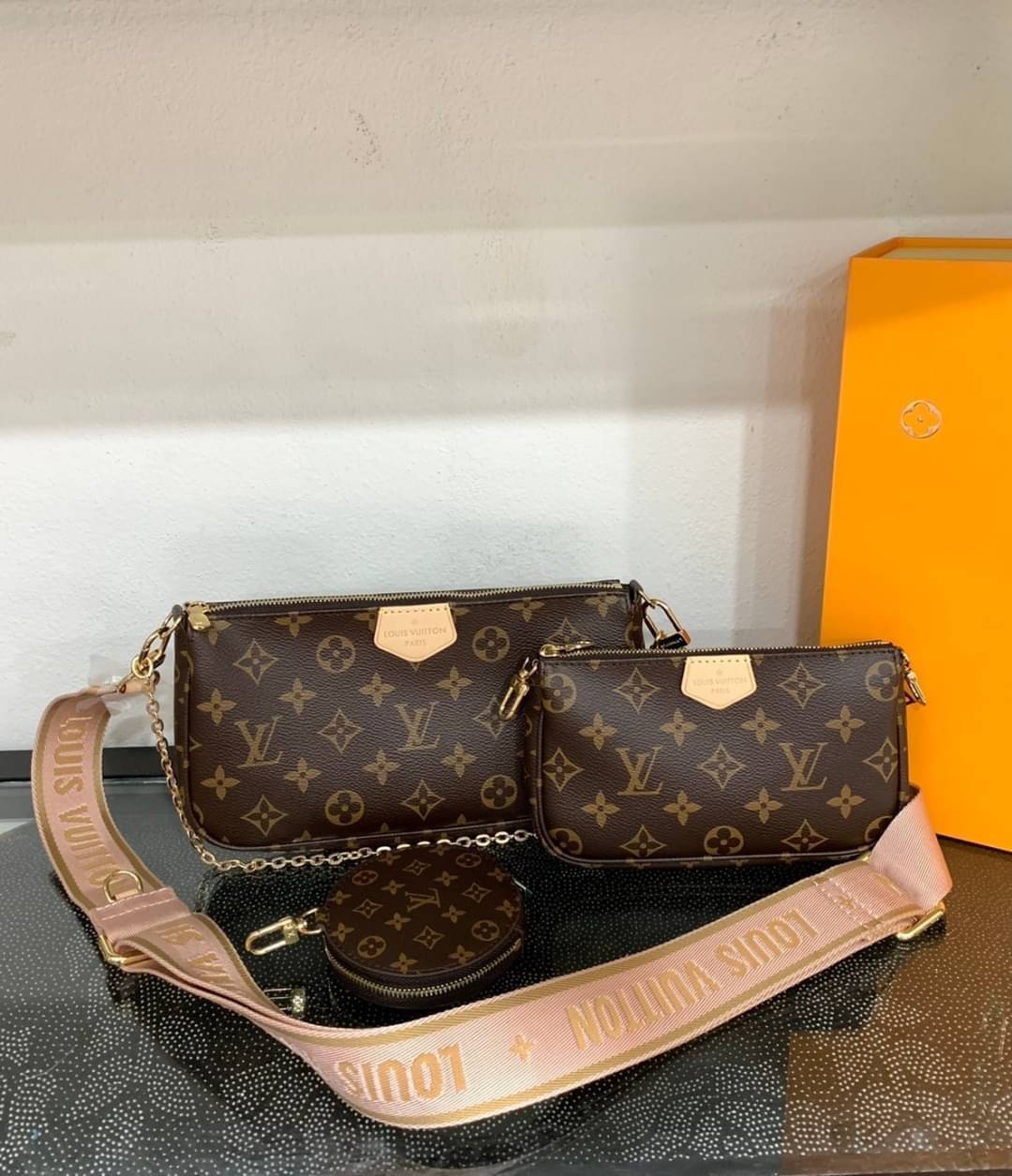 LV Multi Pochette Accessoires Monogram 3in1 เกรดออริจินอล กระเป๋าสะพายมัลติฟังก์ชั่น สุดฮอต สาวๆคลั่งกันหนักมาก ดีงาม ดีไซน์คลาสสิควินเทจ โดดเด่นด้วยดีเทลกระเป๋า 3 ใบ ขนาดกำลังสวย ประหยัดพื้นที่ เพราะเก็บแบบซ้อนใบด้านในได้ วัสดุหนังแคนวาส มาพร้อมสายคล้องโ