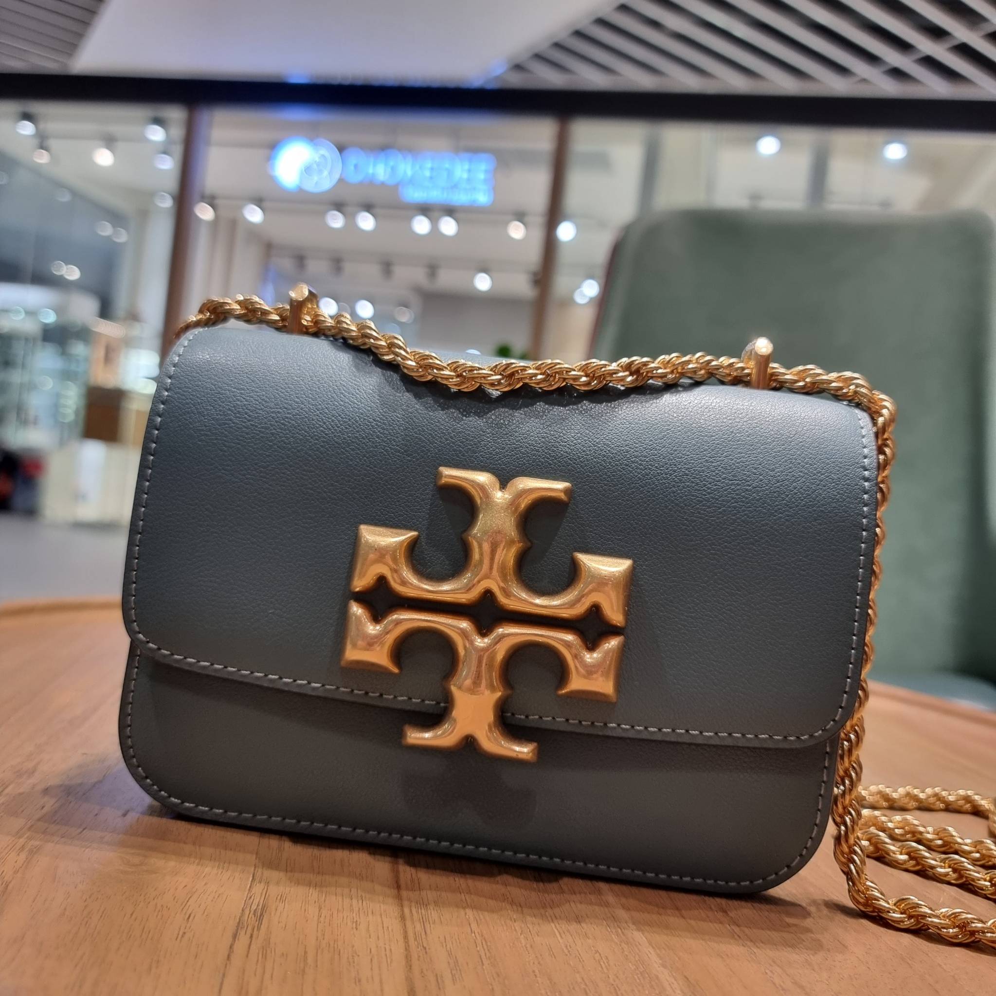 TORY BURCH ELEANOR TEXTURED SMALL CONVERTIBLE SHOULDER BAG สีใหม่!! ฮอตไอเท็ม รุ่นนี้ขายดีขายหมด สวยหรู คุณหนู ผู้ดี!! หายากมาก กระเป๋าสะพายข้าง ดีไซน์อยู่ทรง ขนาดกำลังสะดวกใช้สำหรับสาว วัสดุหนังแท้เต็มใบ ผิวมีเทกเจอร์ อัพเวลความหรู สีทูโทน เปิด-ปิดด้วยแถ